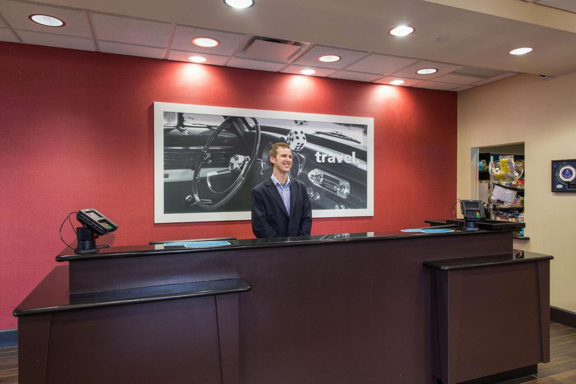 Hampton Inn & Suites Detroit/Airport Romulus photo 2