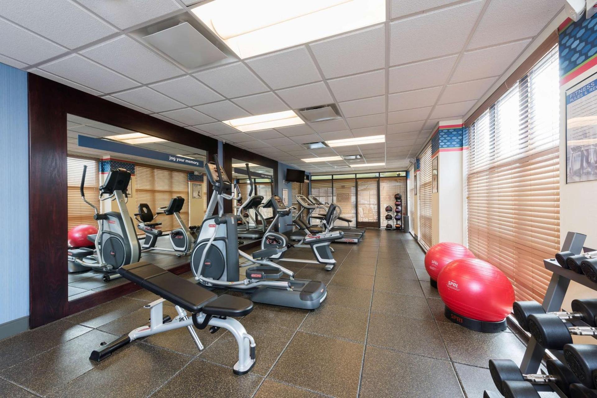 Hampton Inn Detroit Roseville photo 14