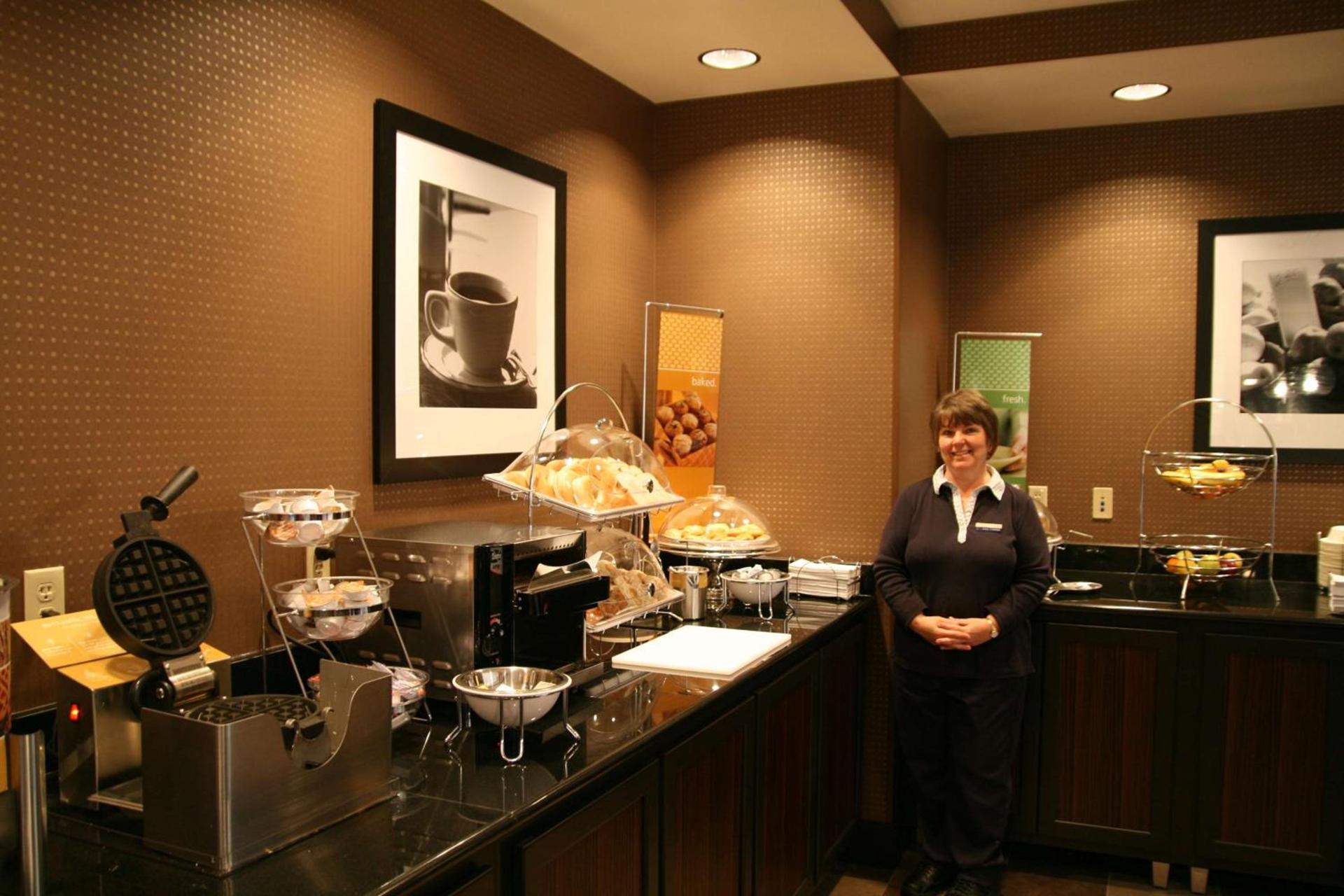 Hampton Inn & Suites Detroit/Airport Romulus photo 7