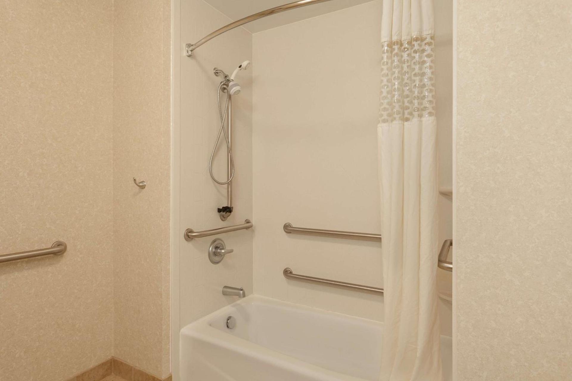Hampton Inn Detroit Roseville photo 17