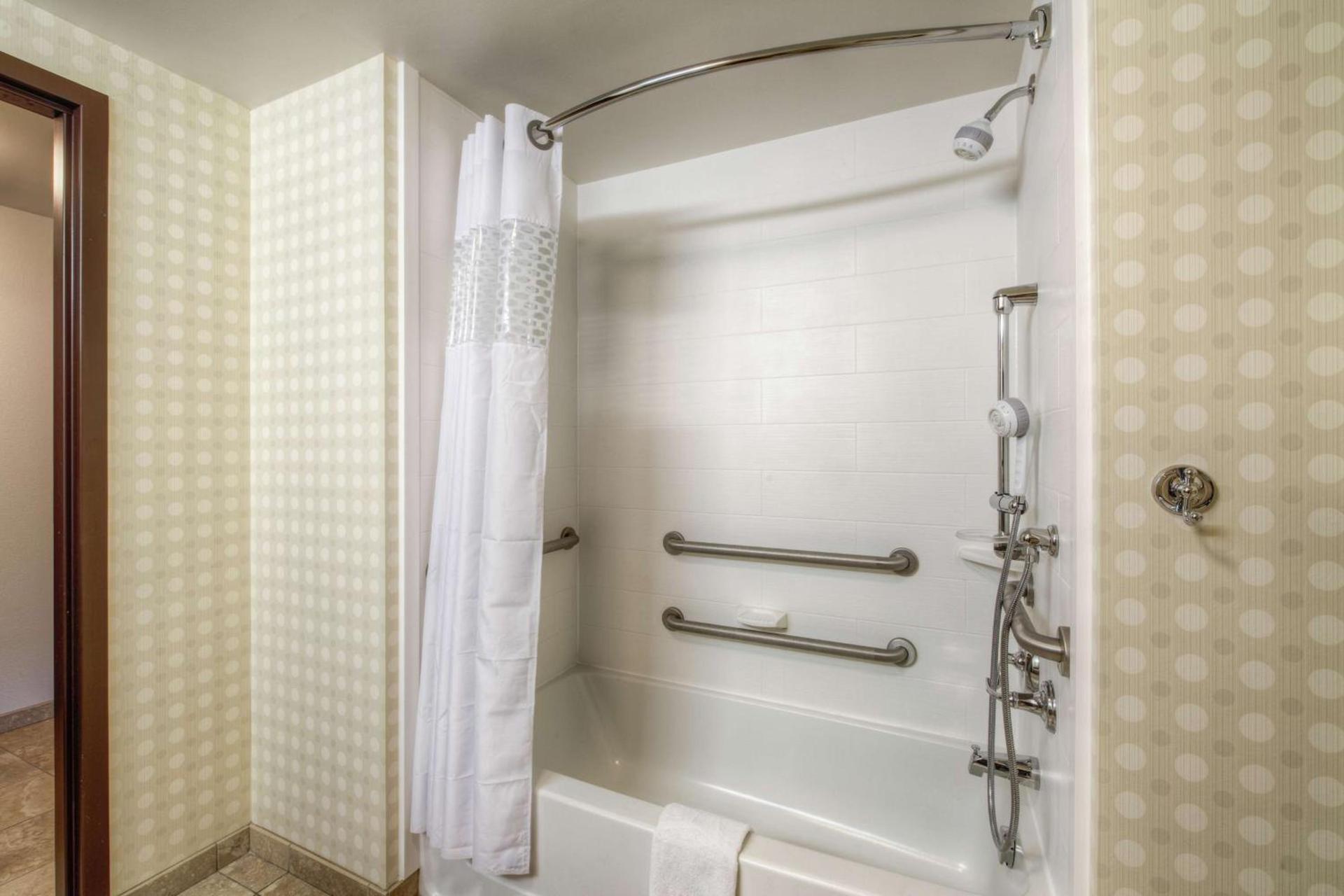 Hampton Inn & Suites Detroit/Airport Romulus photo 12