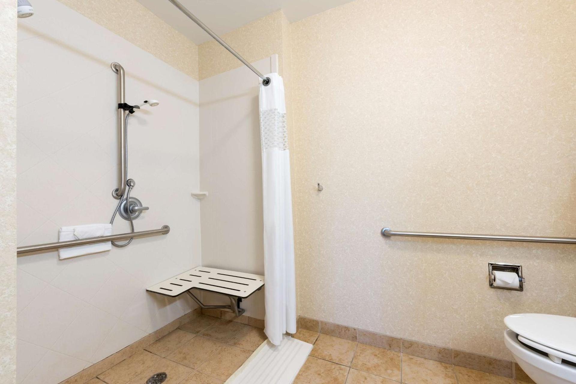 Hampton Inn Detroit Roseville photo 18