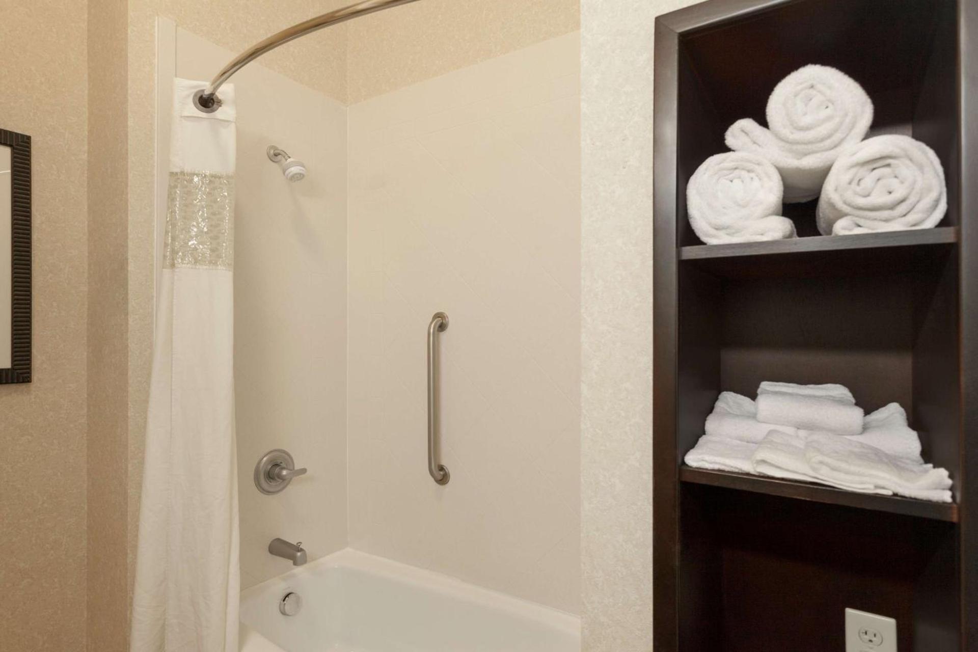 Hampton Inn Detroit Roseville photo 19