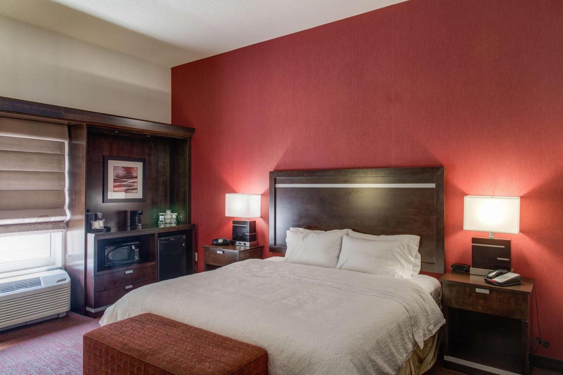 Hampton Inn & Suites Detroit/Airport Romulus photo 16
