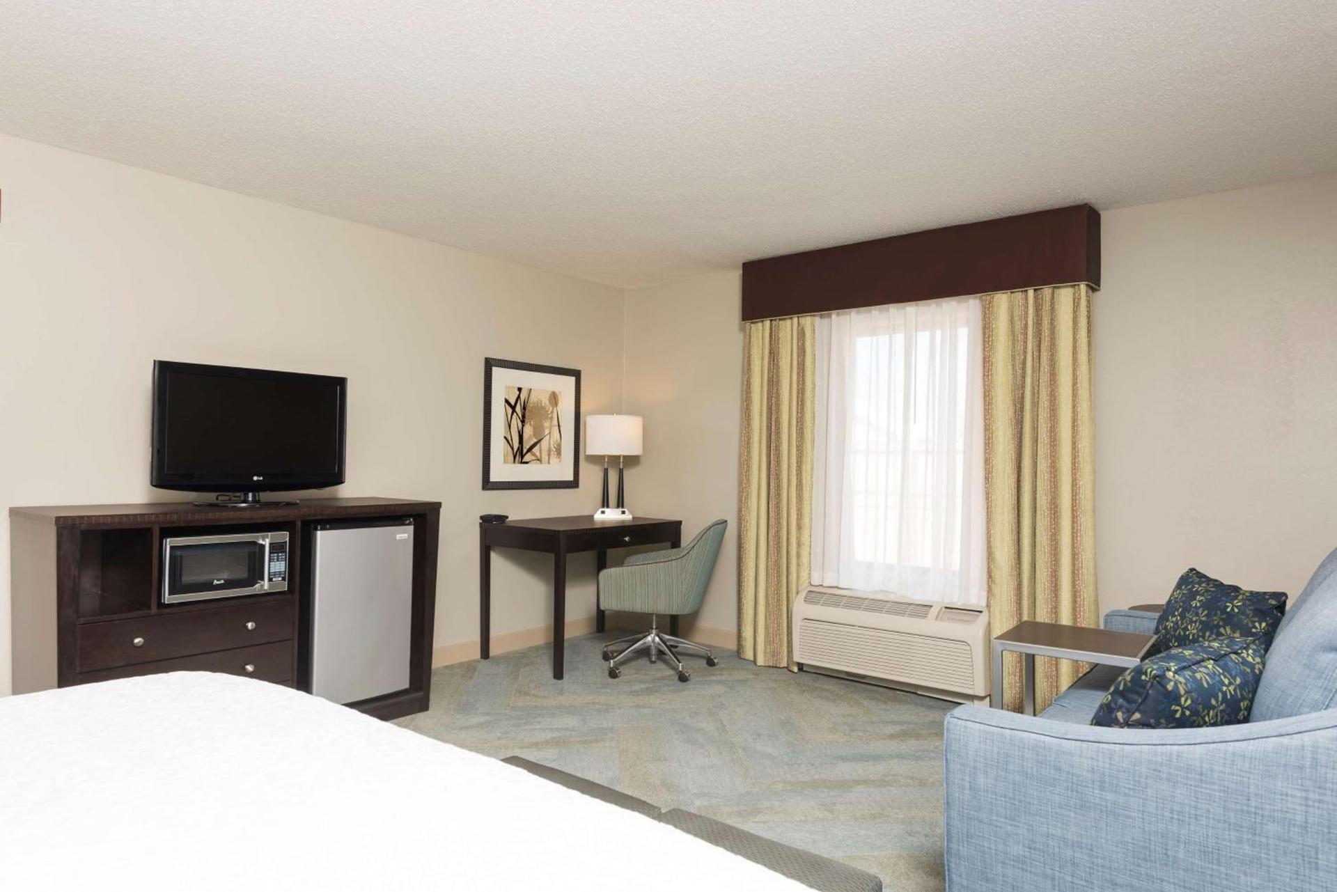 Hampton Inn Detroit Roseville photo 25