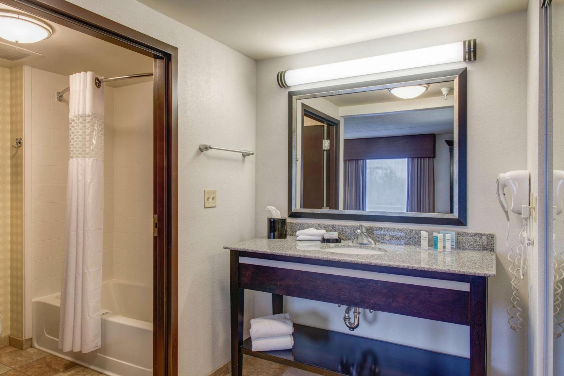 Hampton Inn & Suites Detroit/Airport Romulus photo 26