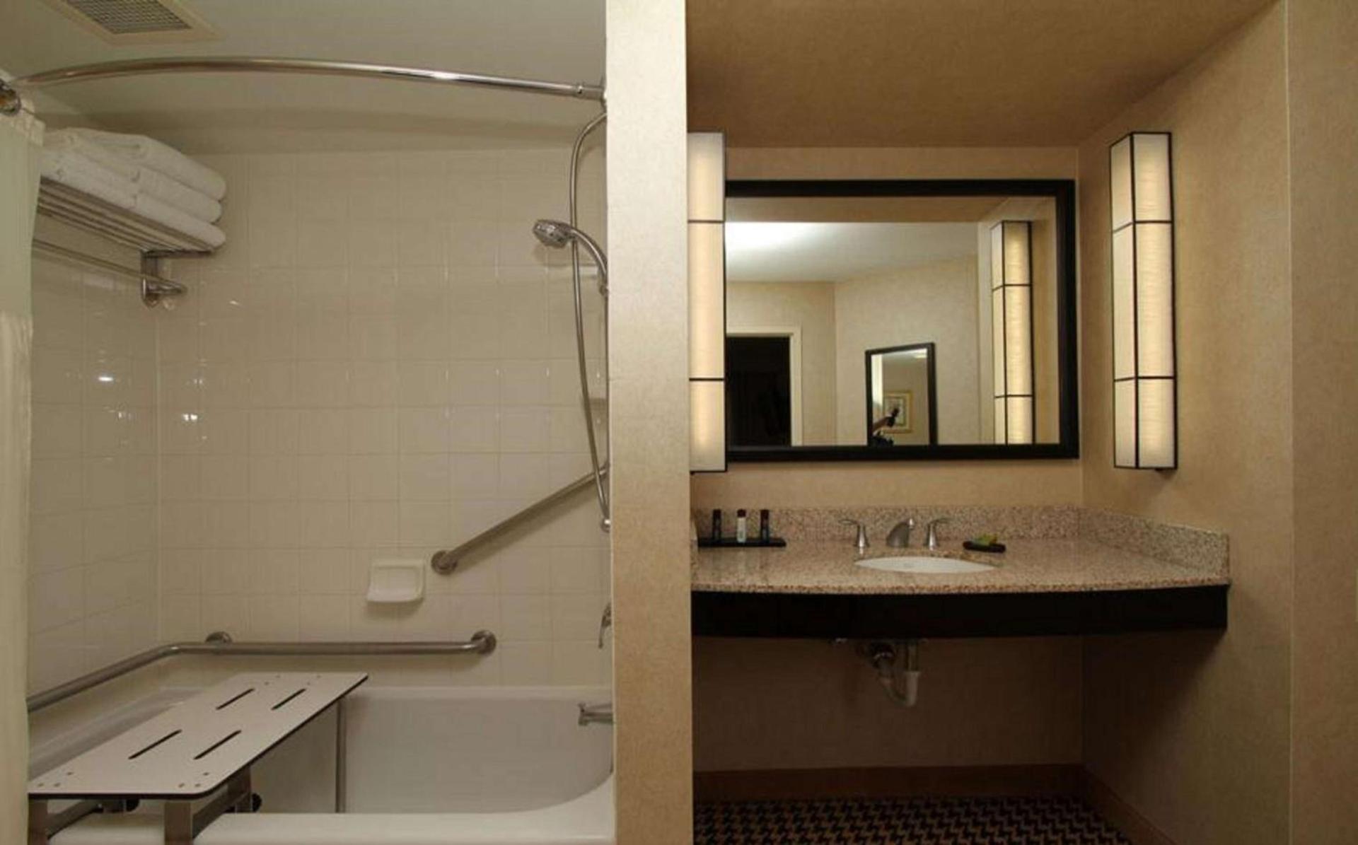 Hampton Inn & Suites Detroit/Airport Romulus photo 27