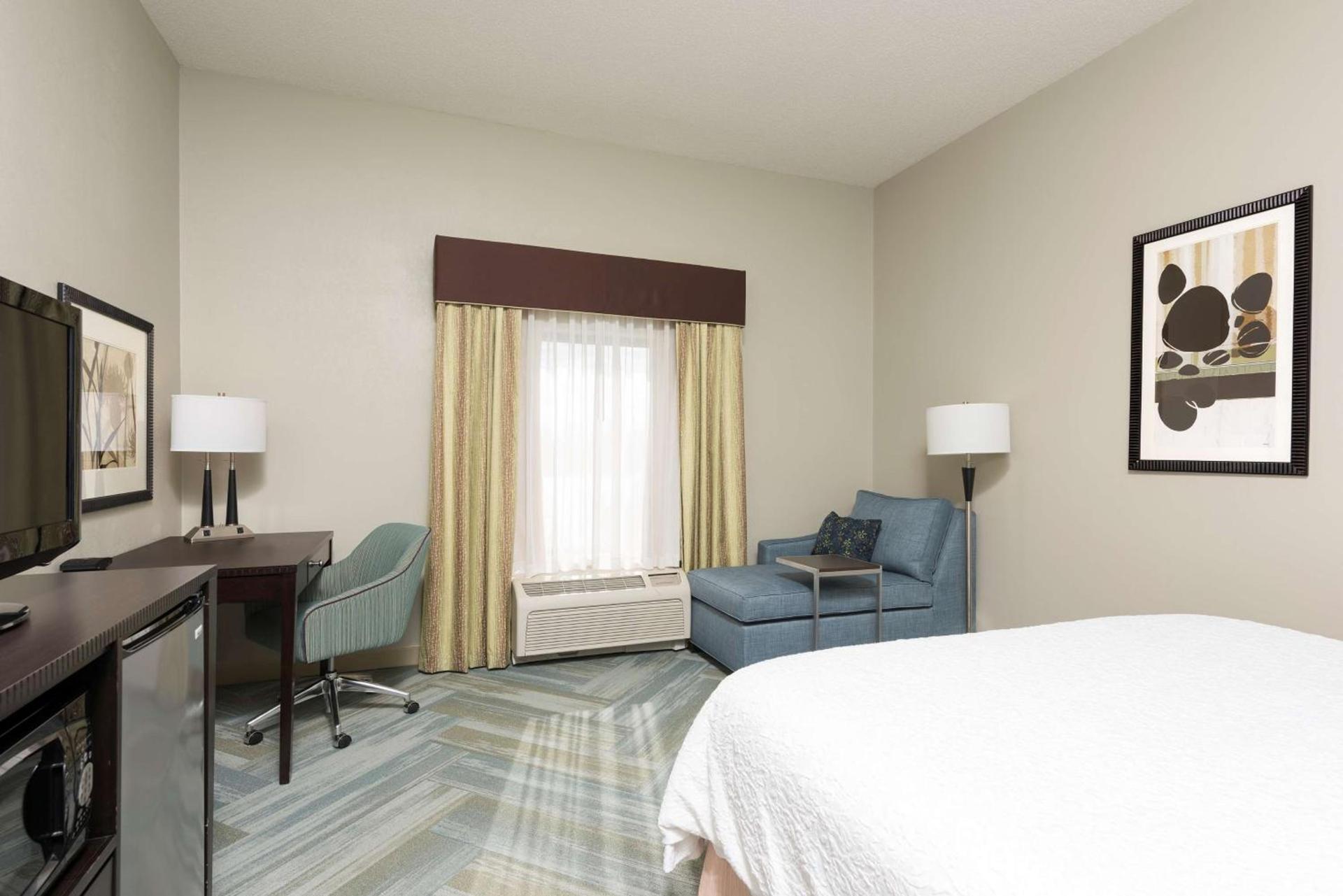Hampton Inn Detroit Roseville photo 29