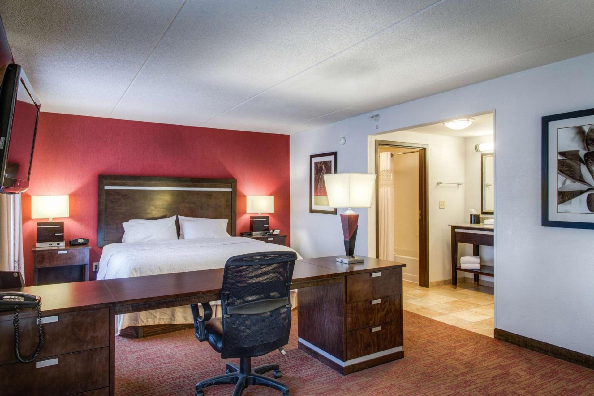 Hampton Inn & Suites Detroit/Airport Romulus photo 29