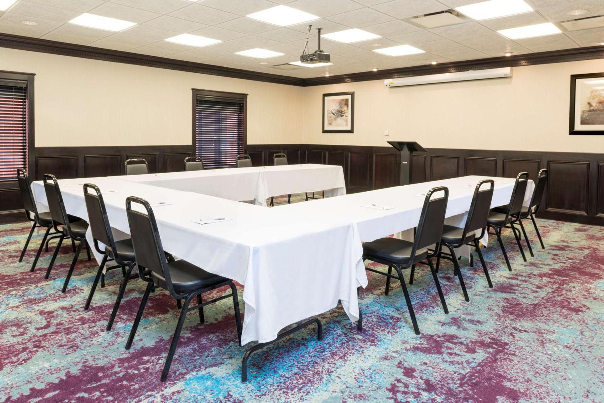 Hampton Inn Detroit Roseville photo 32