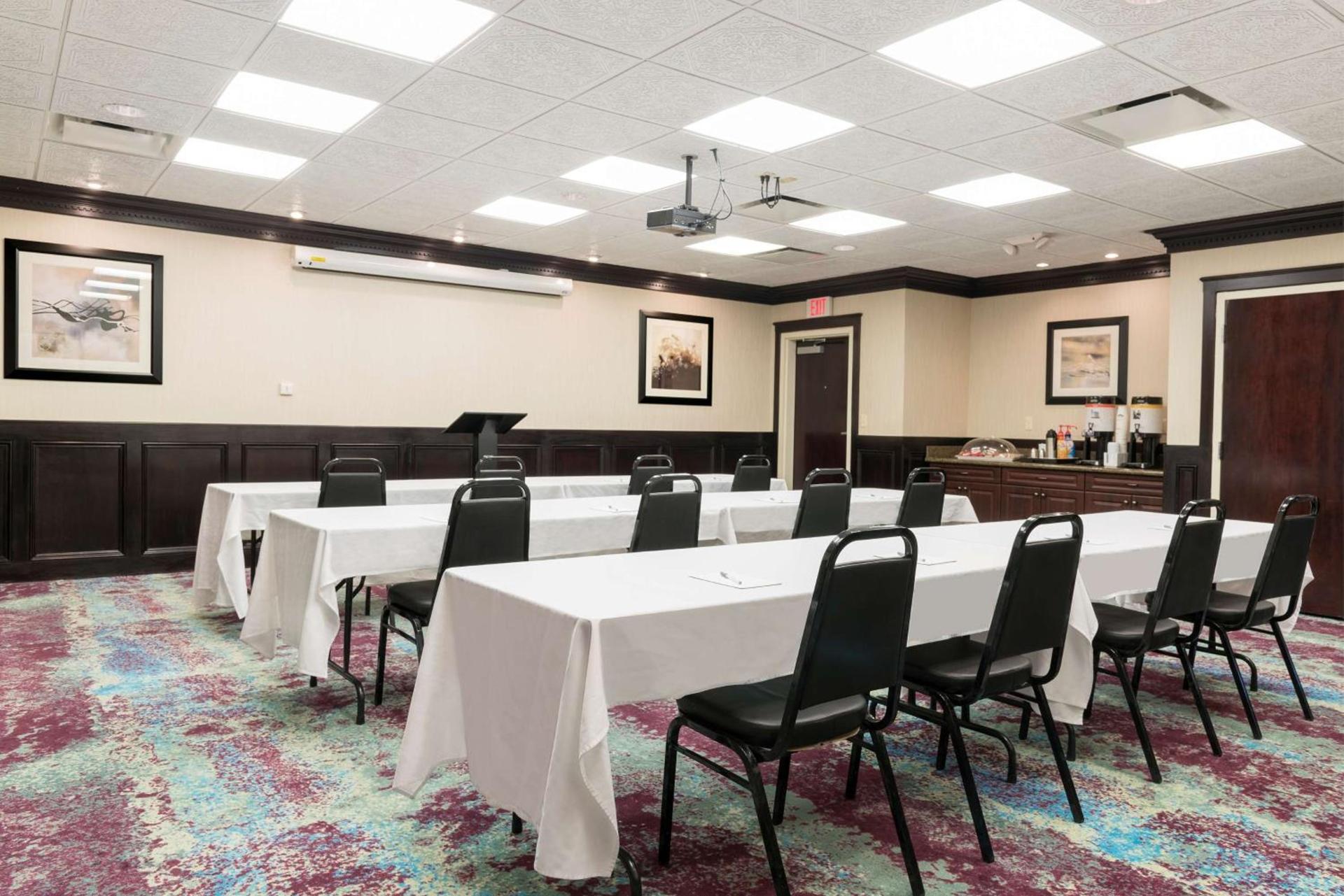 Hampton Inn Detroit Roseville photo 33