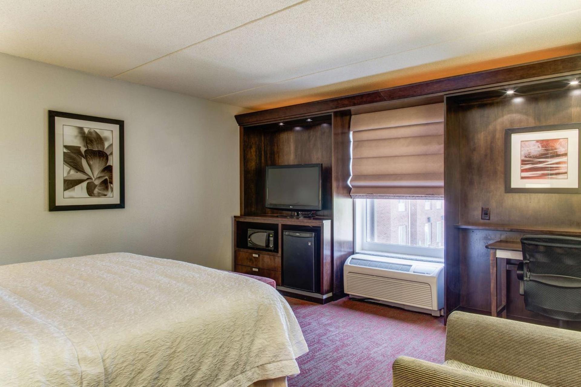 Hampton Inn & Suites Detroit/Airport Romulus photo 35