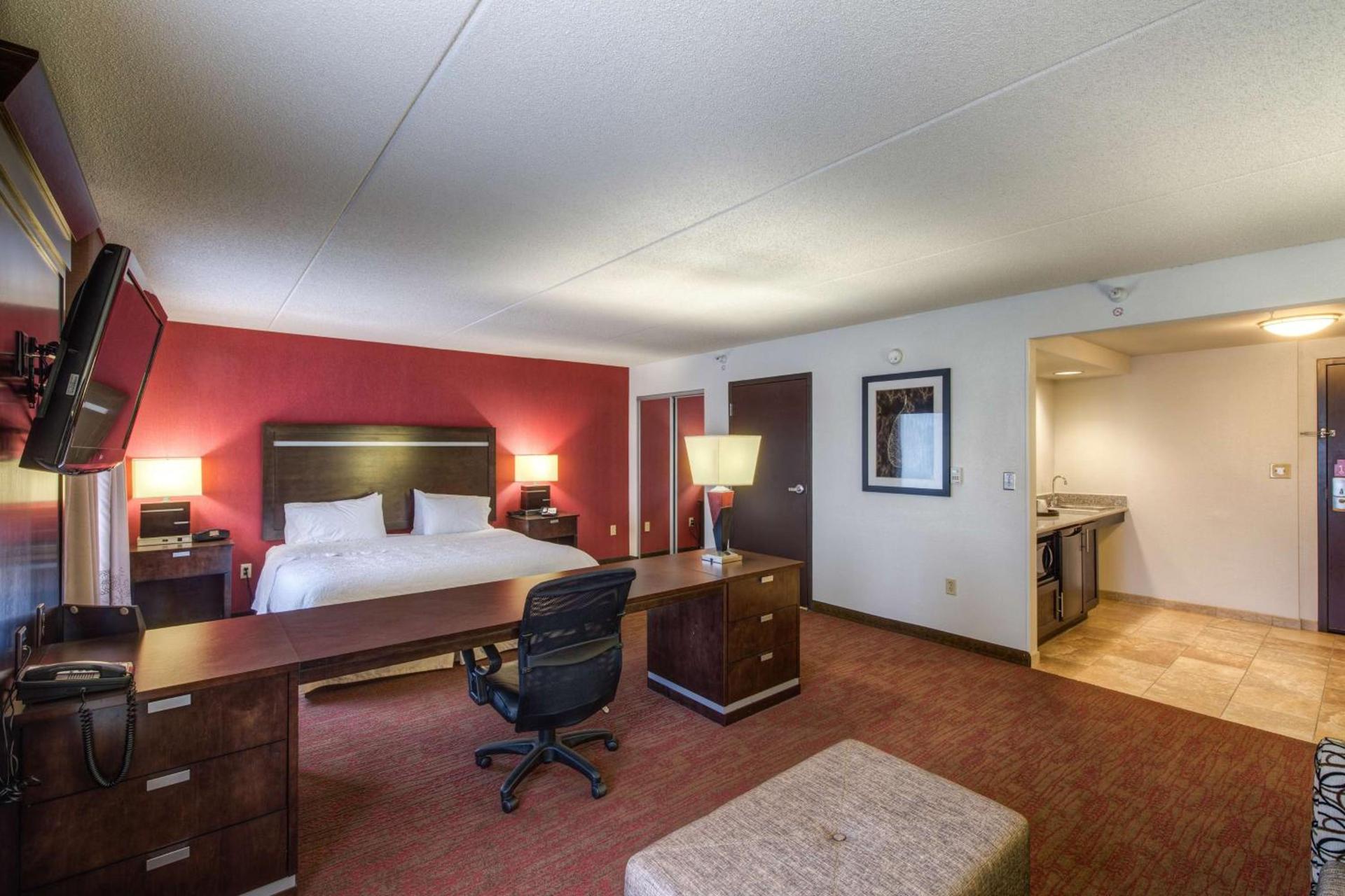 Hampton Inn & Suites Detroit/Airport Romulus photo 36