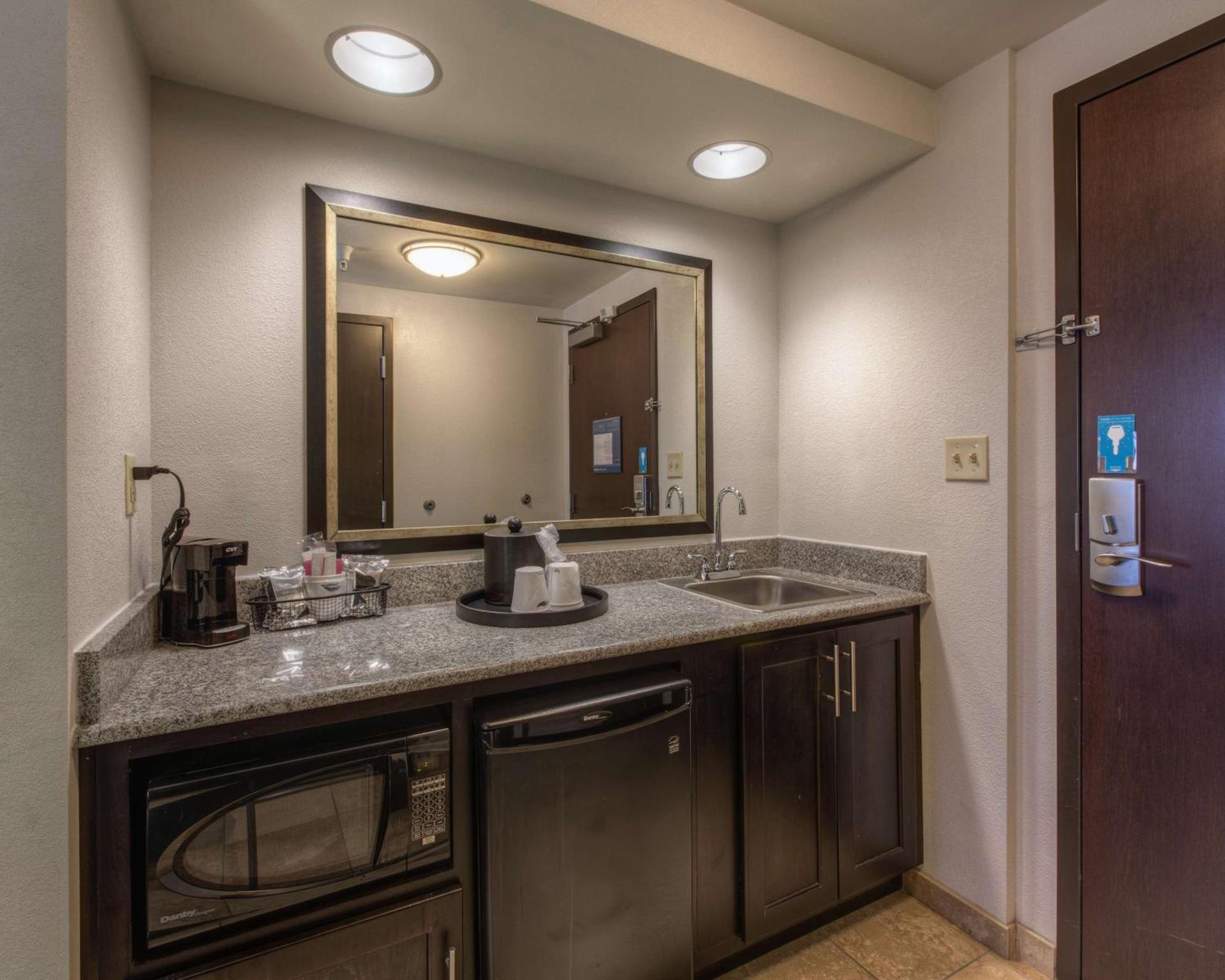 Hampton Inn & Suites Detroit/Airport Romulus photo 48