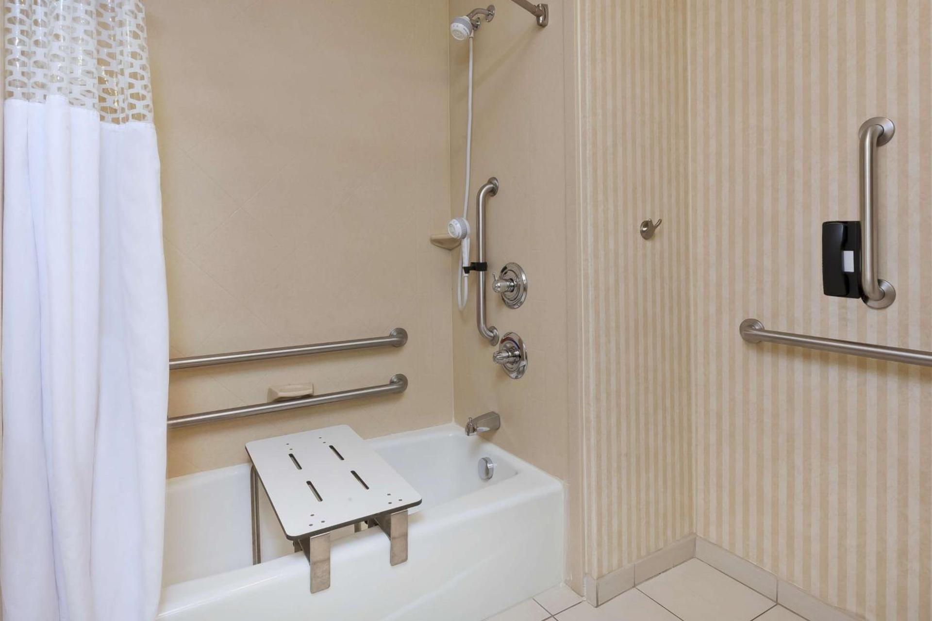 Hampton Inn Detroit/Southgate photo 14