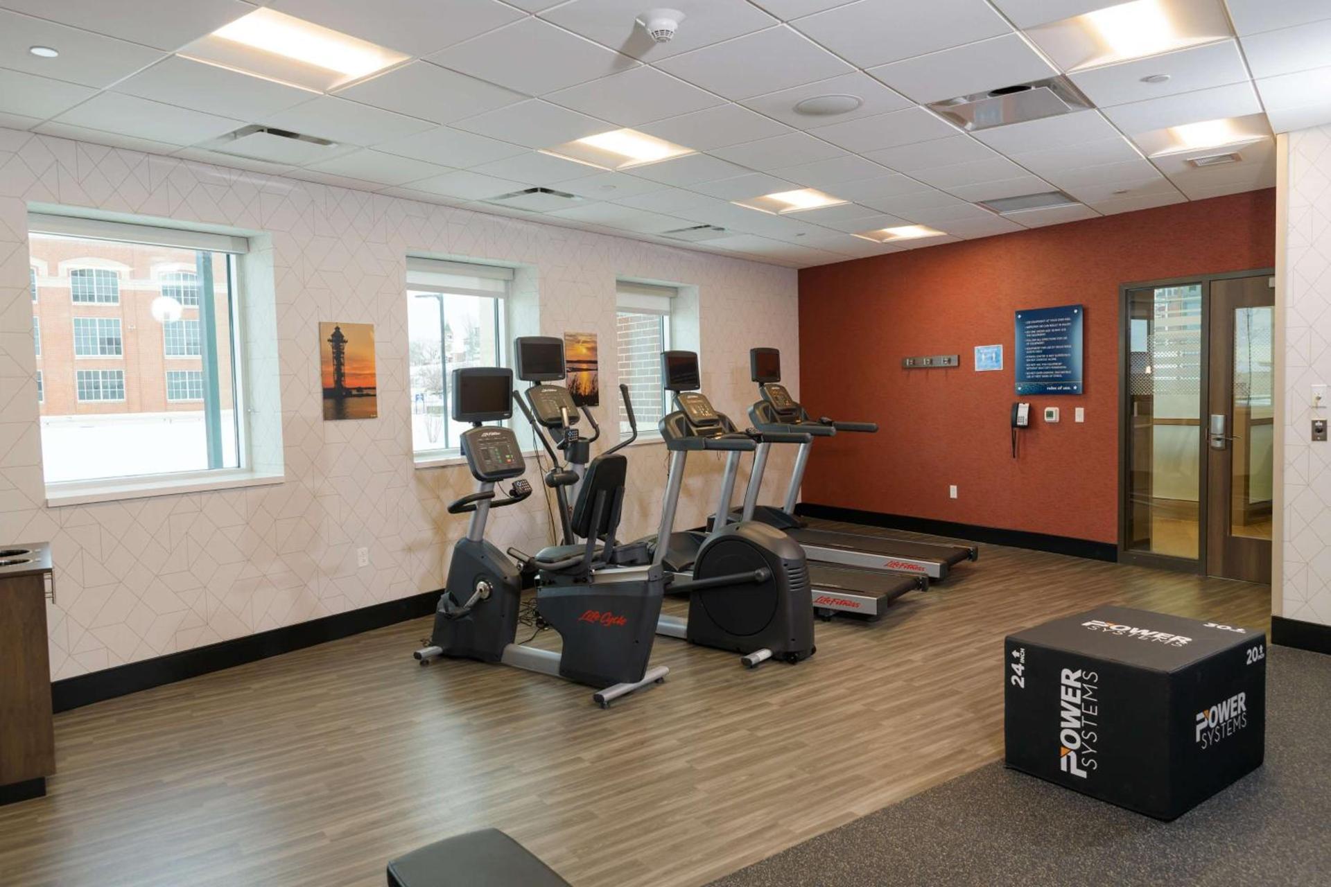 Hampton Inn & Suites Erie Bayfront photo 24