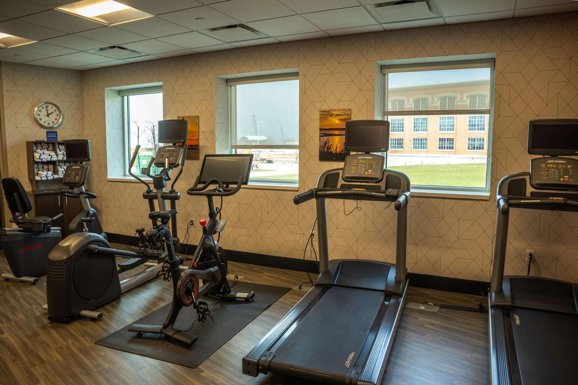 Hampton Inn & Suites Erie Bayfront photo 28