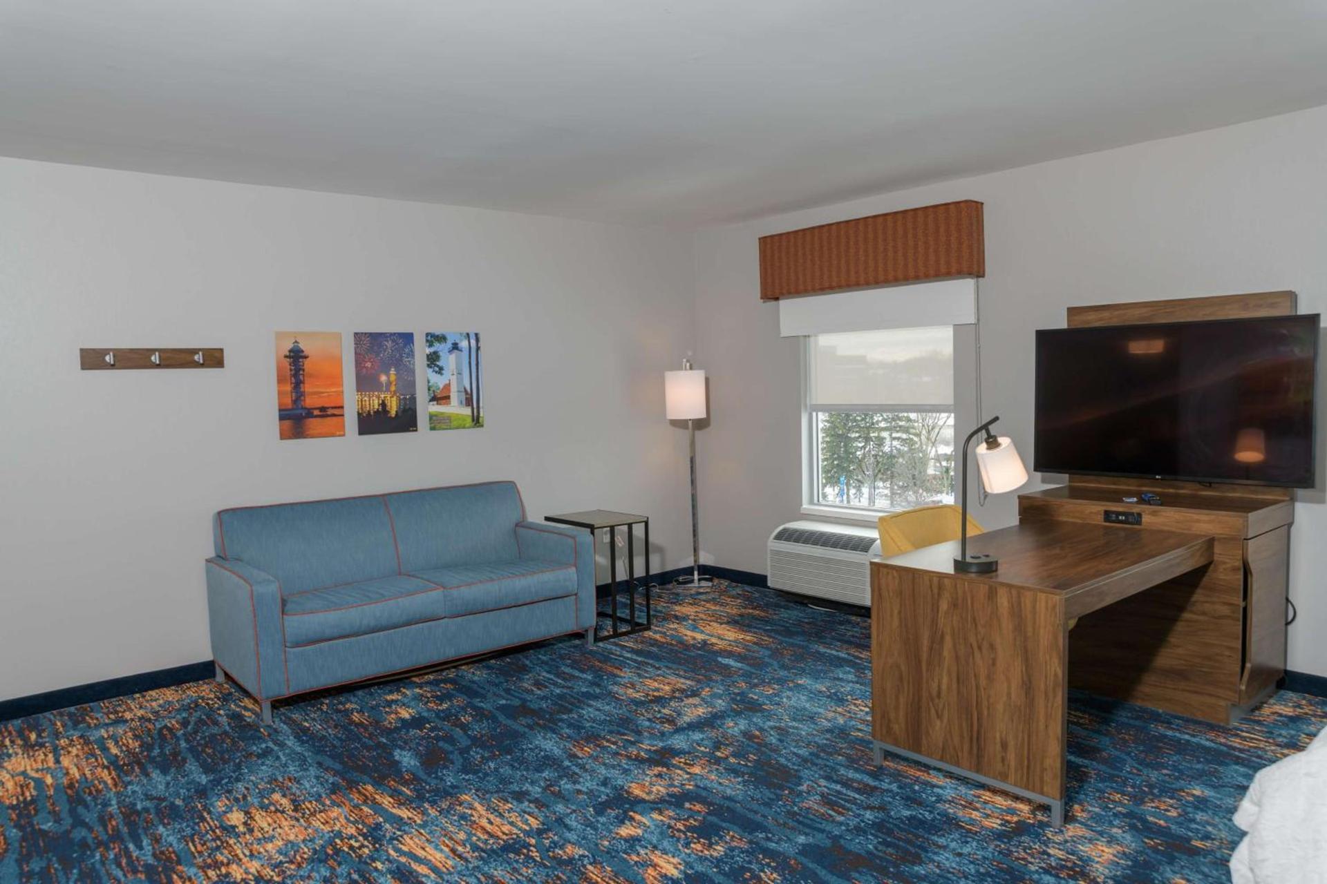 Hampton Inn & Suites Erie Bayfront photo 31
