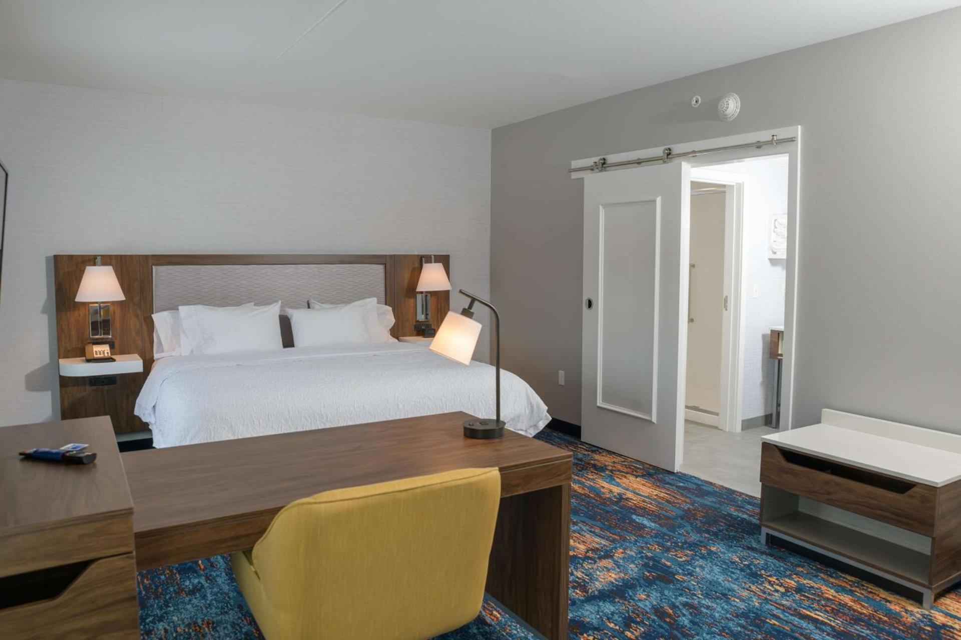 Hampton Inn & Suites Erie Bayfront photo 35