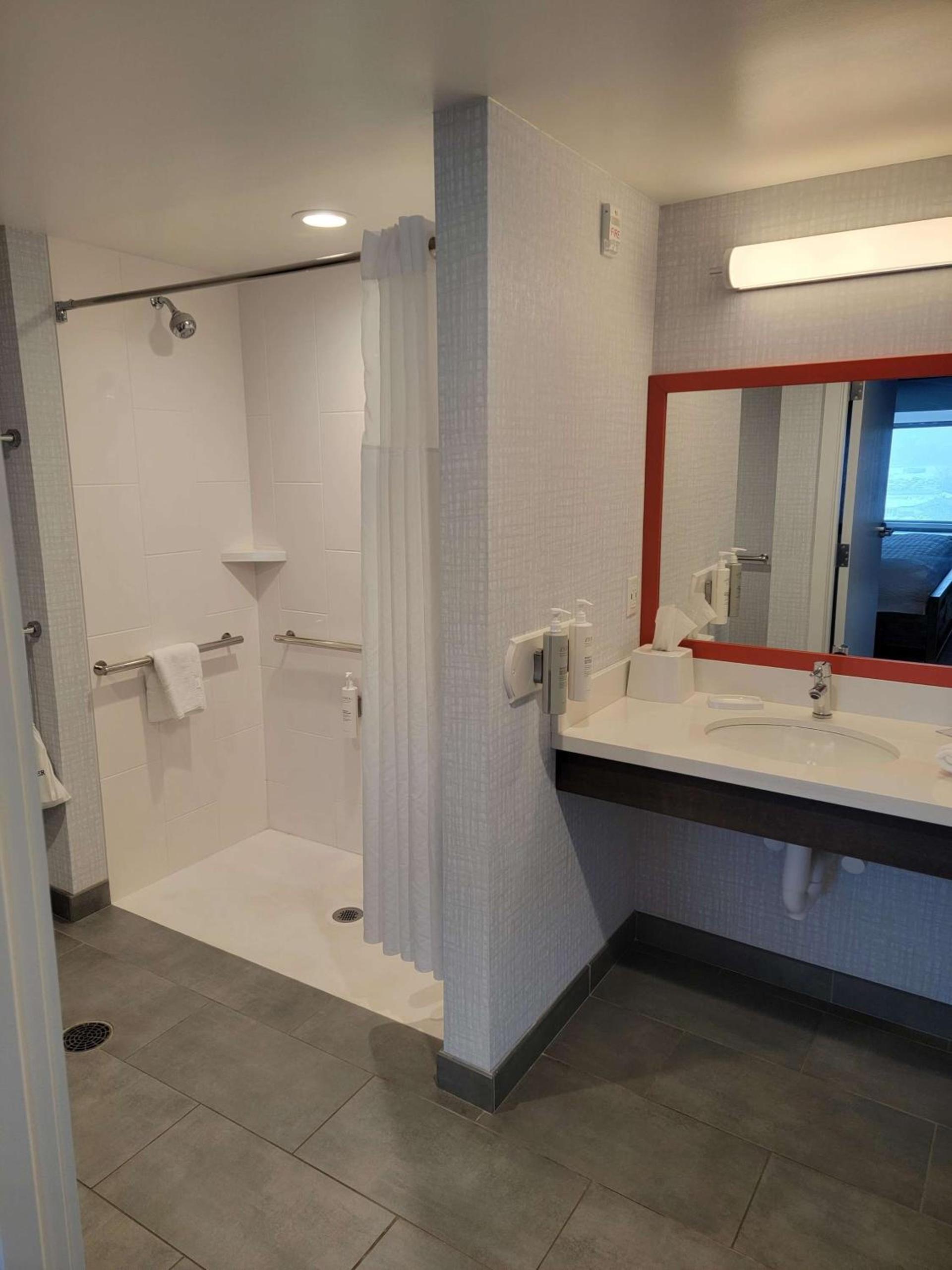 Hampton Inn & Suites Erie Bayfront photo 40