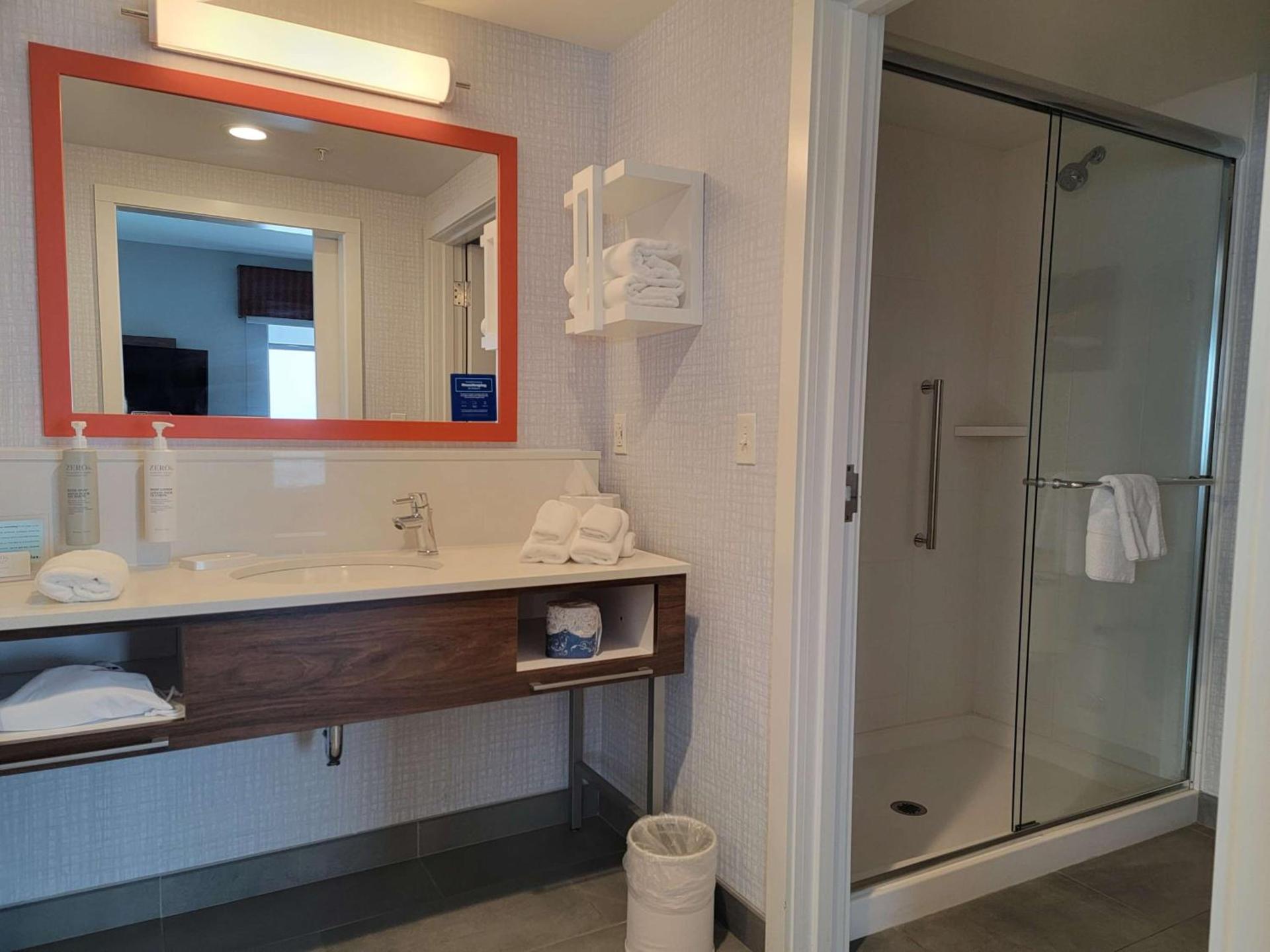 Hampton Inn & Suites Erie Bayfront photo 42