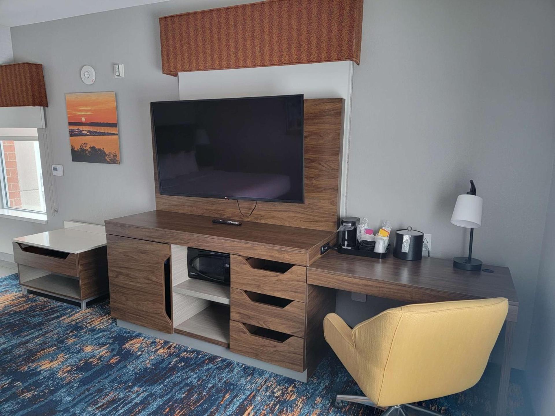 Hampton Inn & Suites Erie Bayfront photo 41