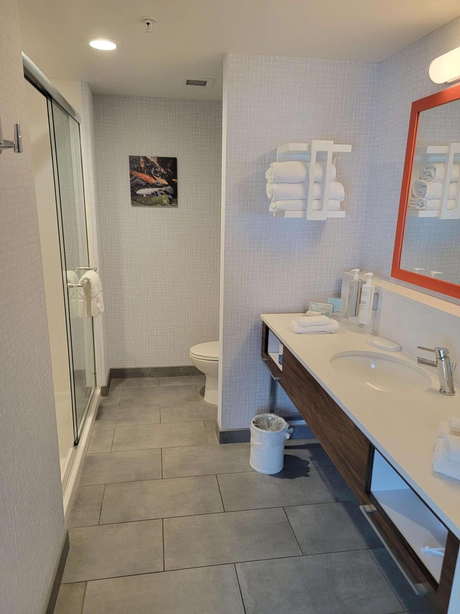 Hampton Inn & Suites Erie Bayfront photo 45