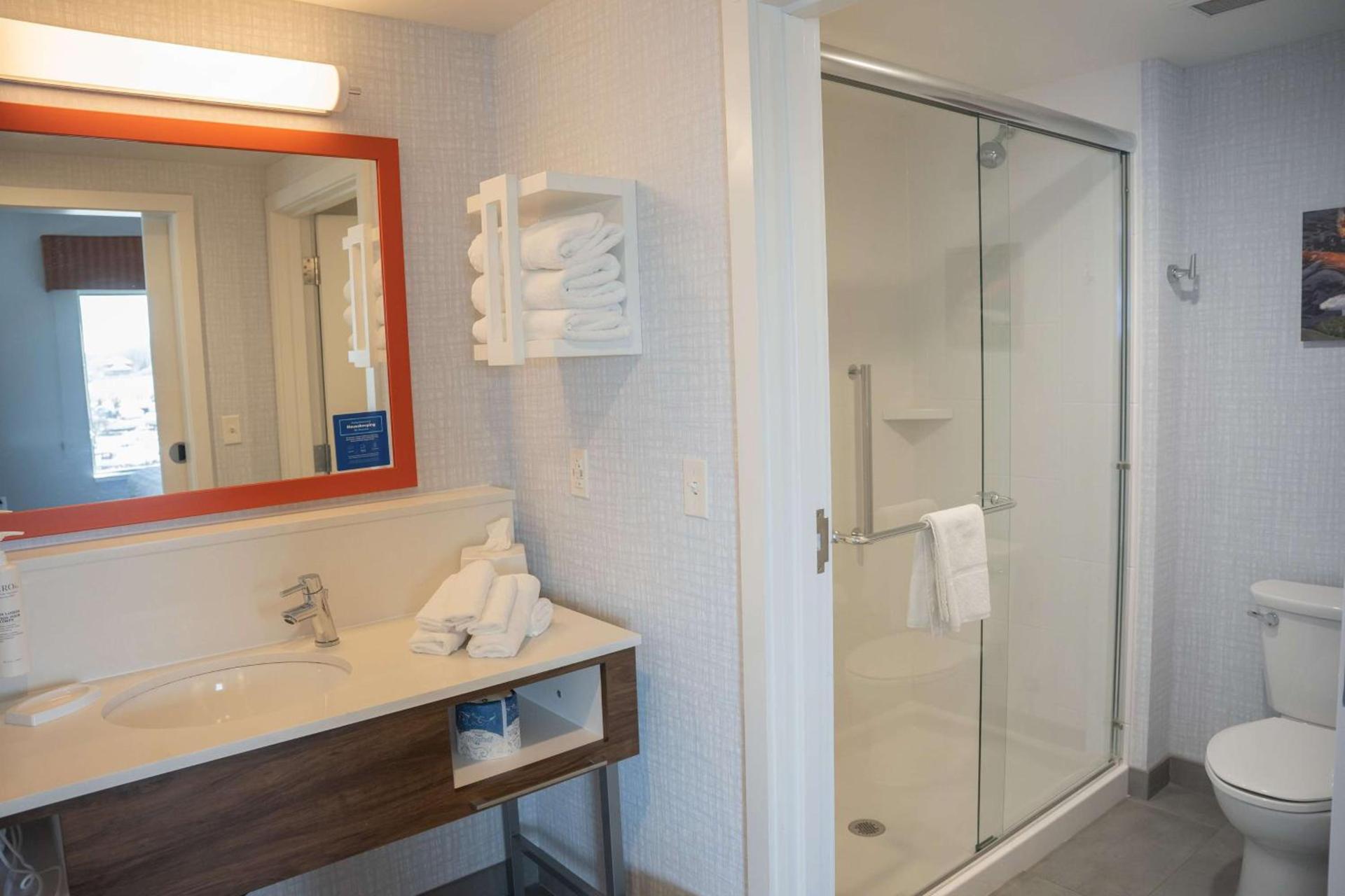 Hampton Inn & Suites Erie Bayfront photo 49