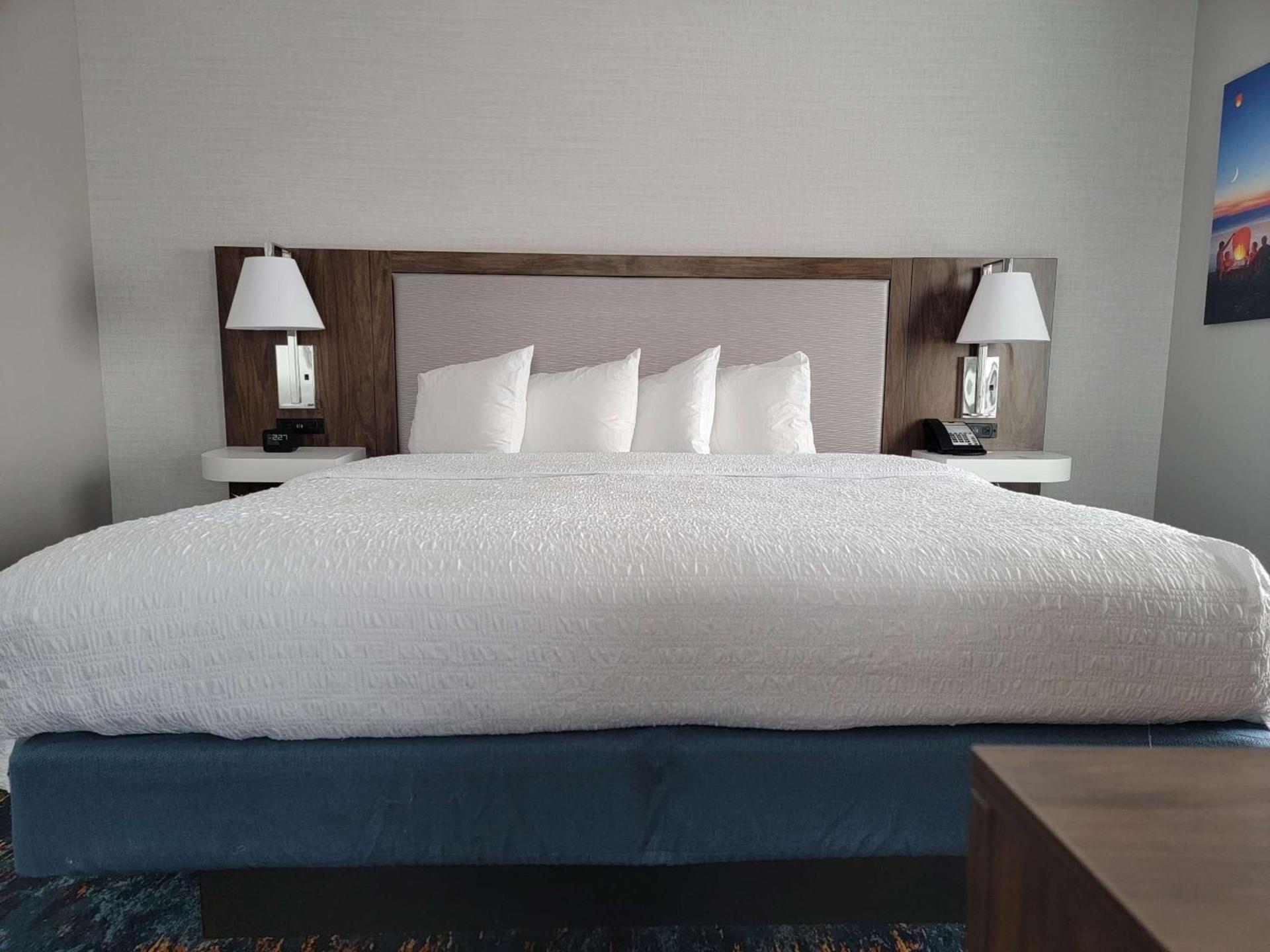 Hampton Inn & Suites Erie Bayfront photo 48