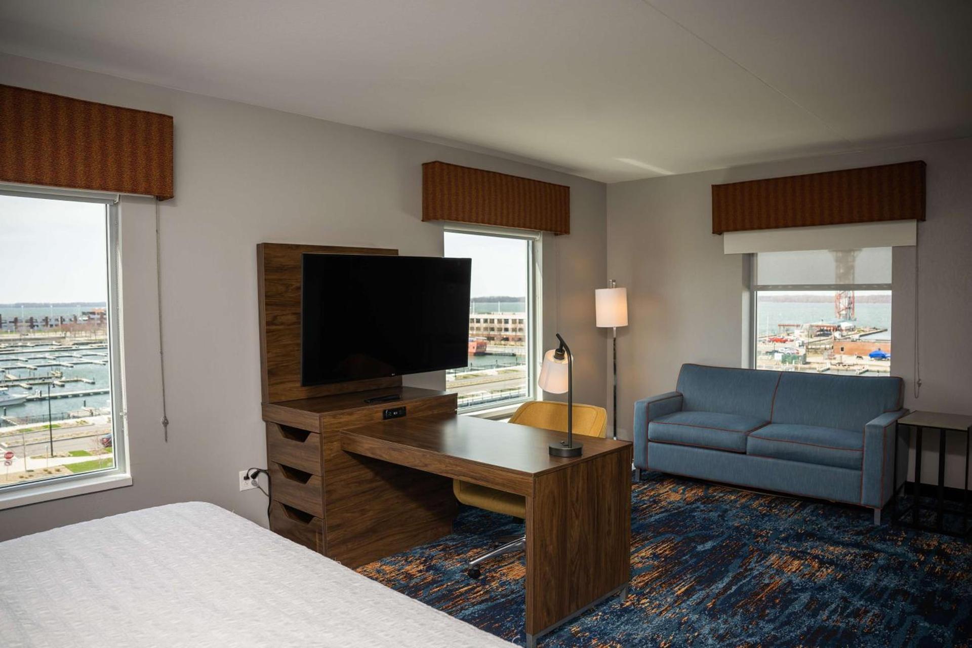 Hampton Inn & Suites Erie Bayfront photo 53