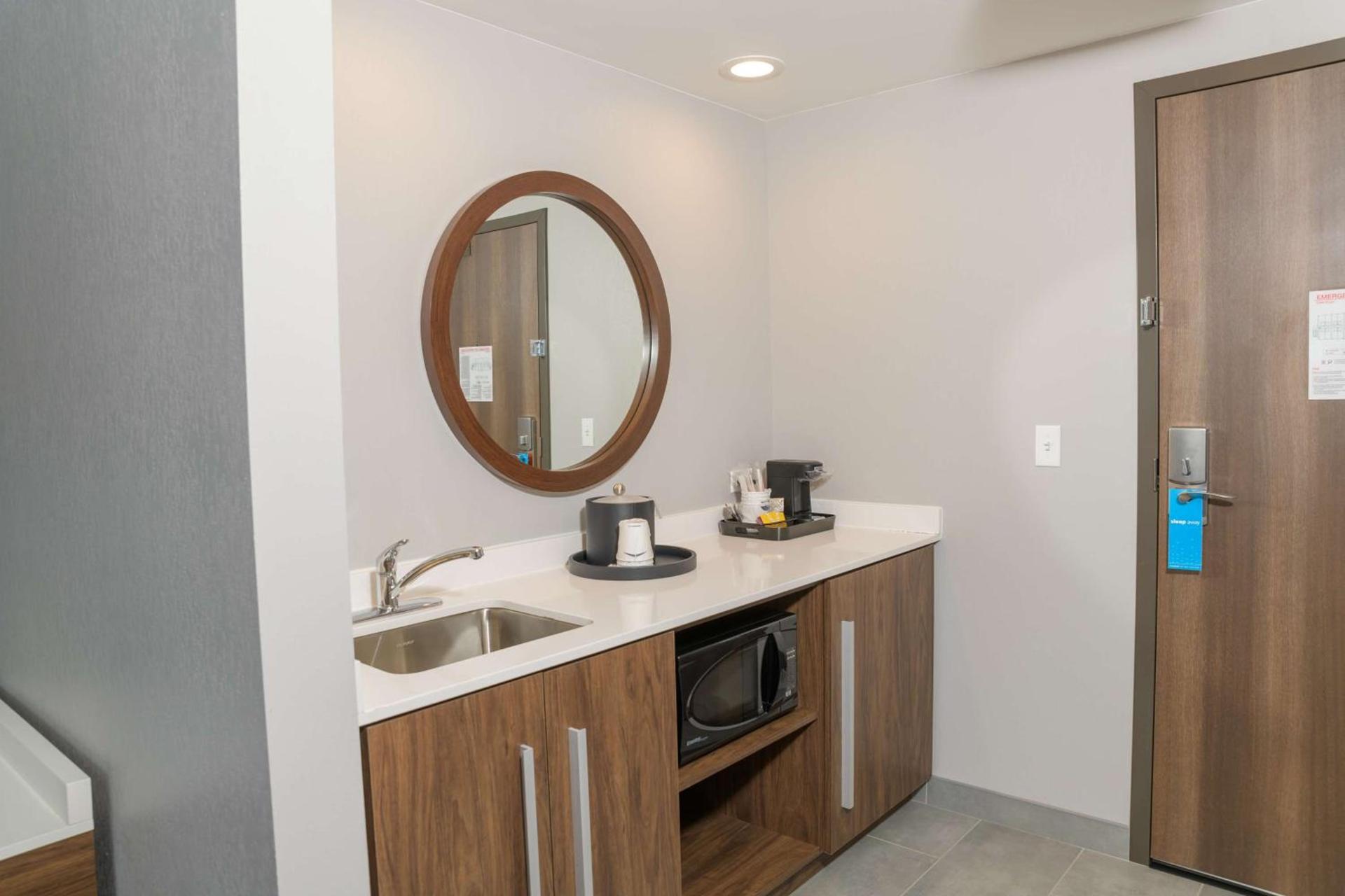 Hampton Inn & Suites Erie Bayfront photo 57