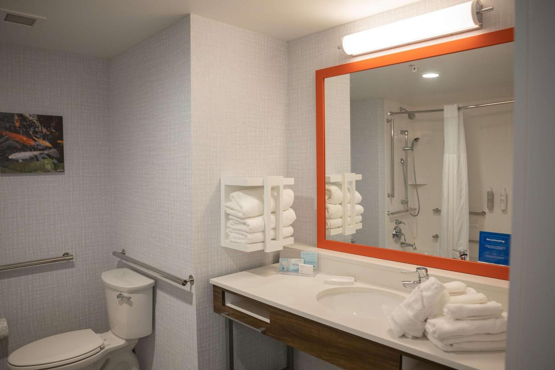 Hampton Inn & Suites Erie Bayfront photo 59