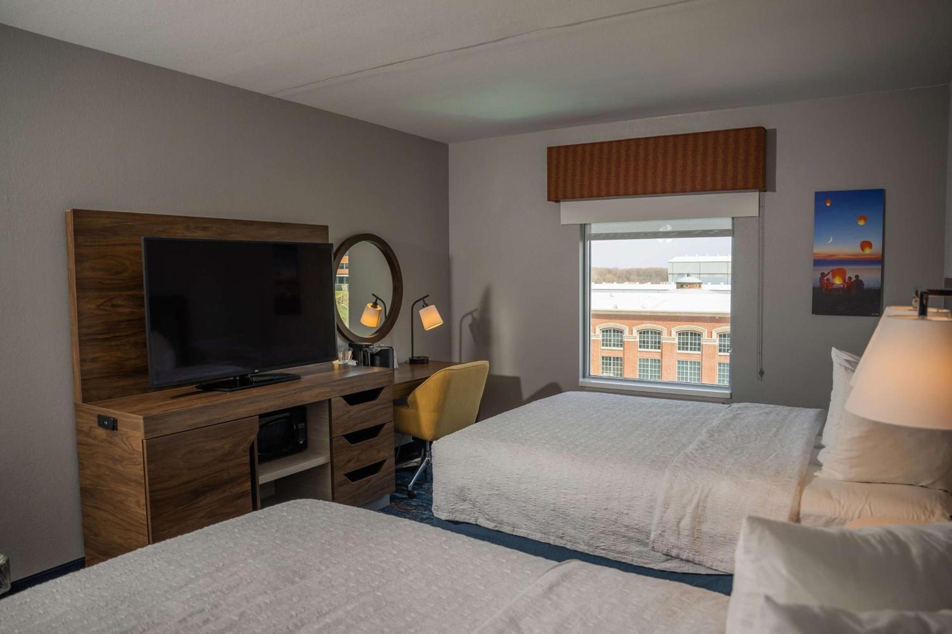 Hampton Inn & Suites Erie Bayfront photo 61