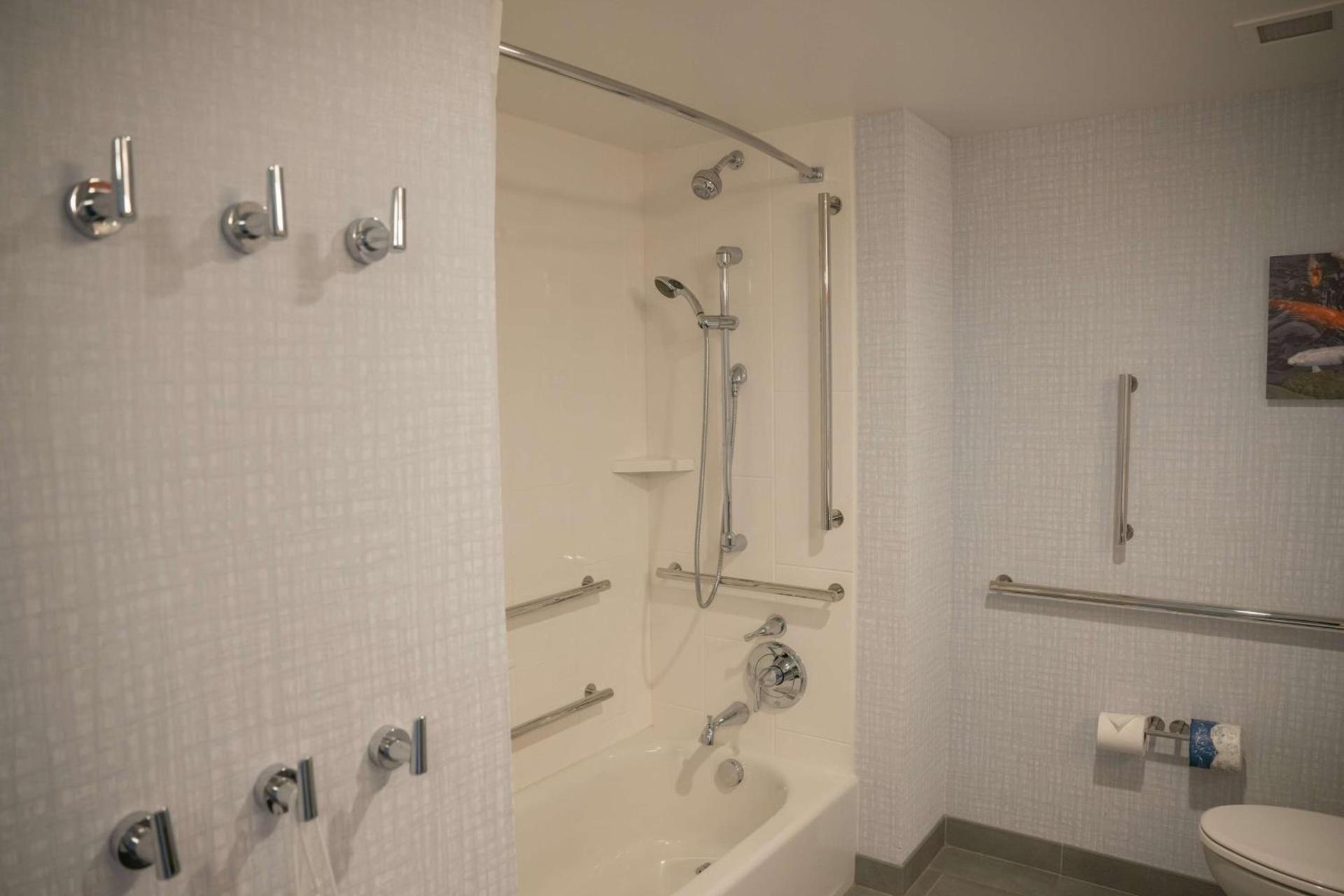 Hampton Inn & Suites Erie Bayfront photo 60