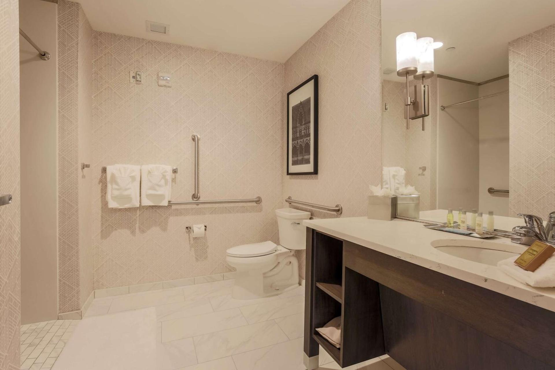 DoubleTree by Hilton Evansville photo 22