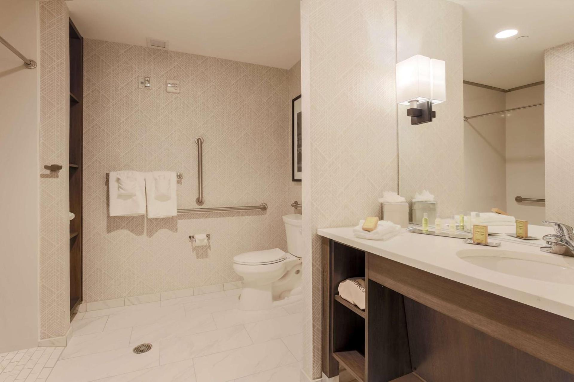DoubleTree by Hilton Evansville photo 29