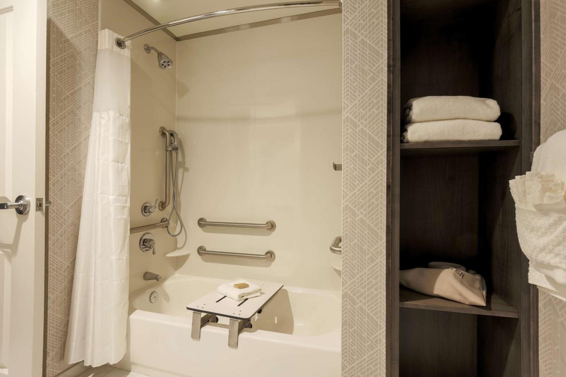 DoubleTree by Hilton Evansville photo 37