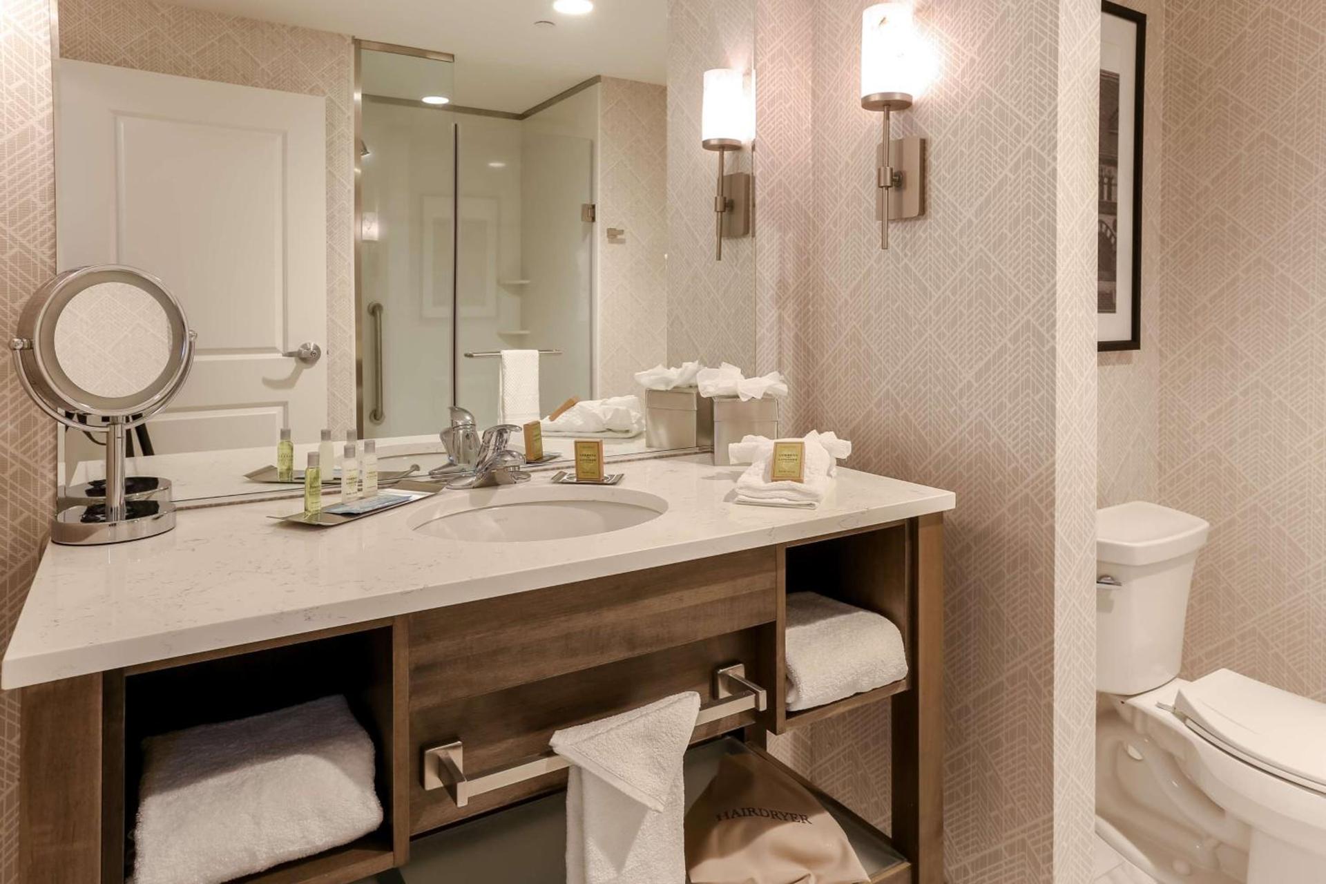 DoubleTree by Hilton Evansville photo 38