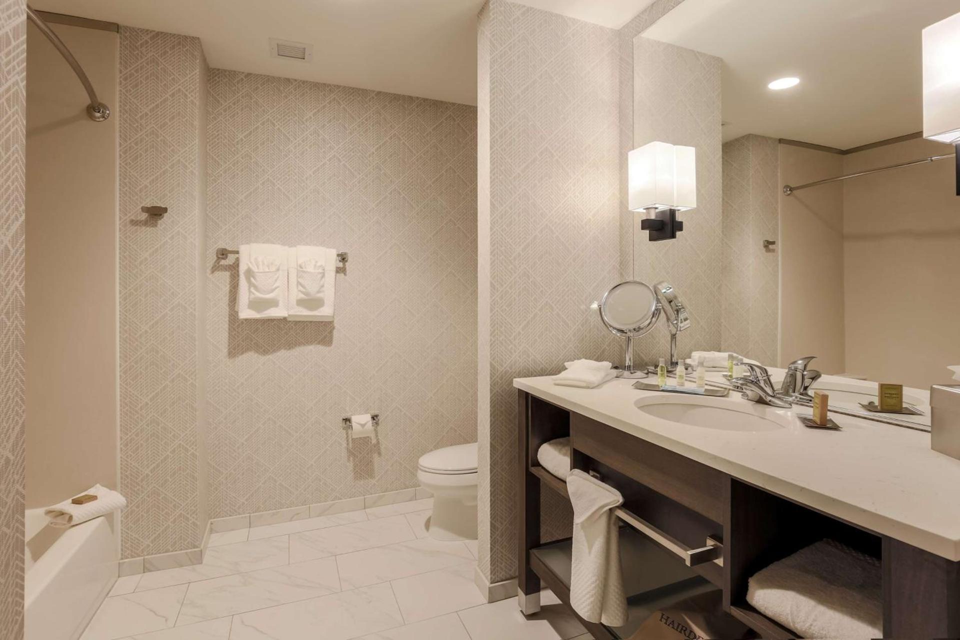 DoubleTree by Hilton Evansville photo 44