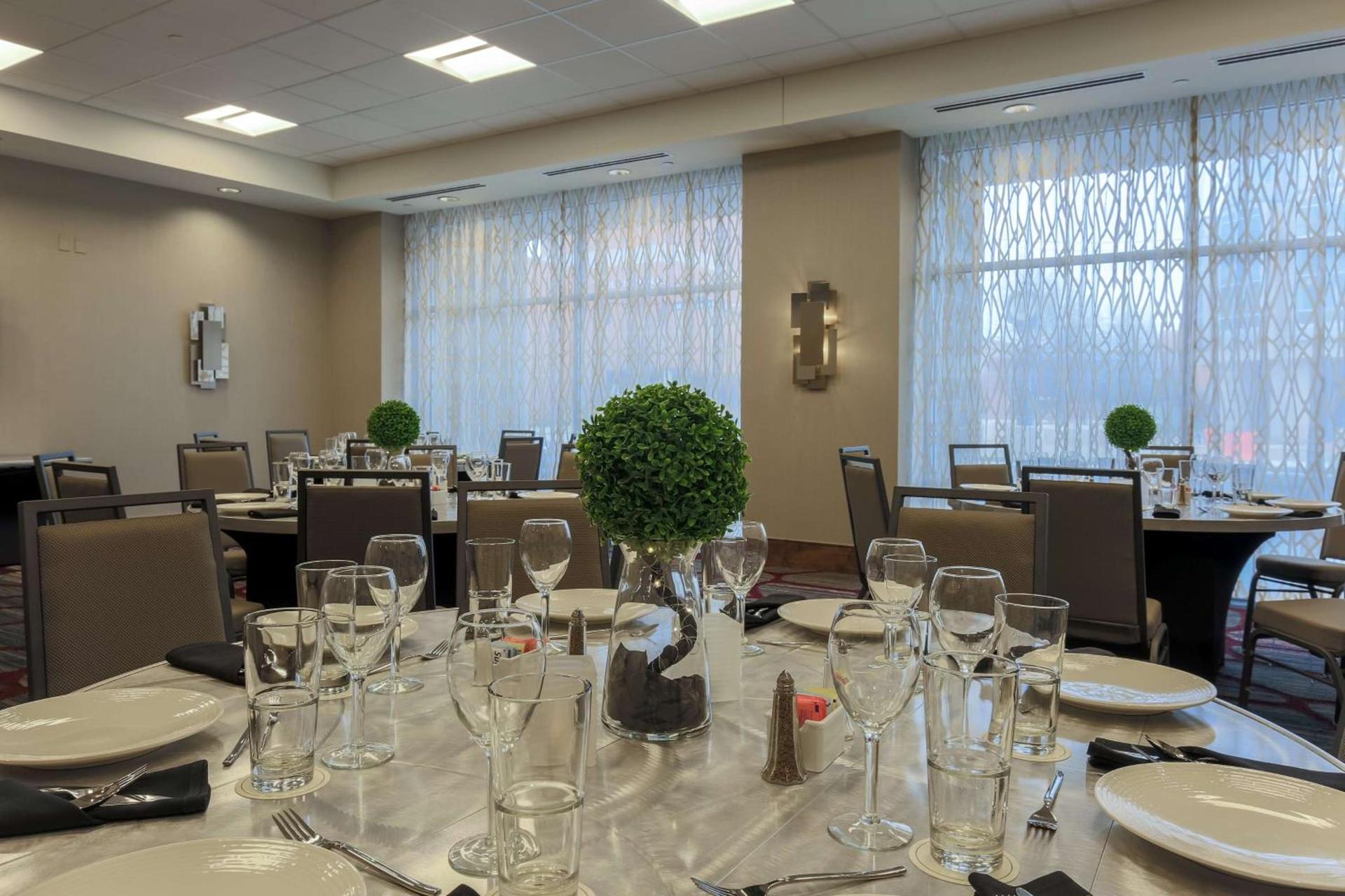 DoubleTree by Hilton Evansville photo 56