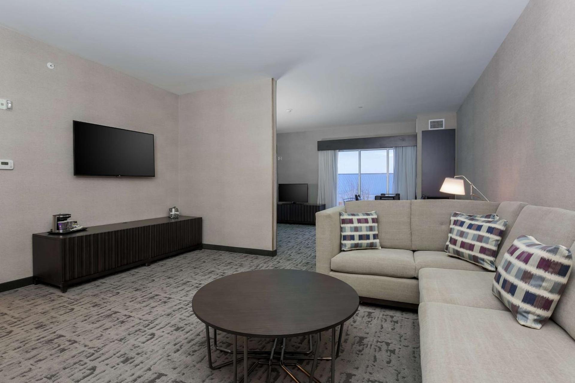 DoubleTree by Hilton Evansville photo 67