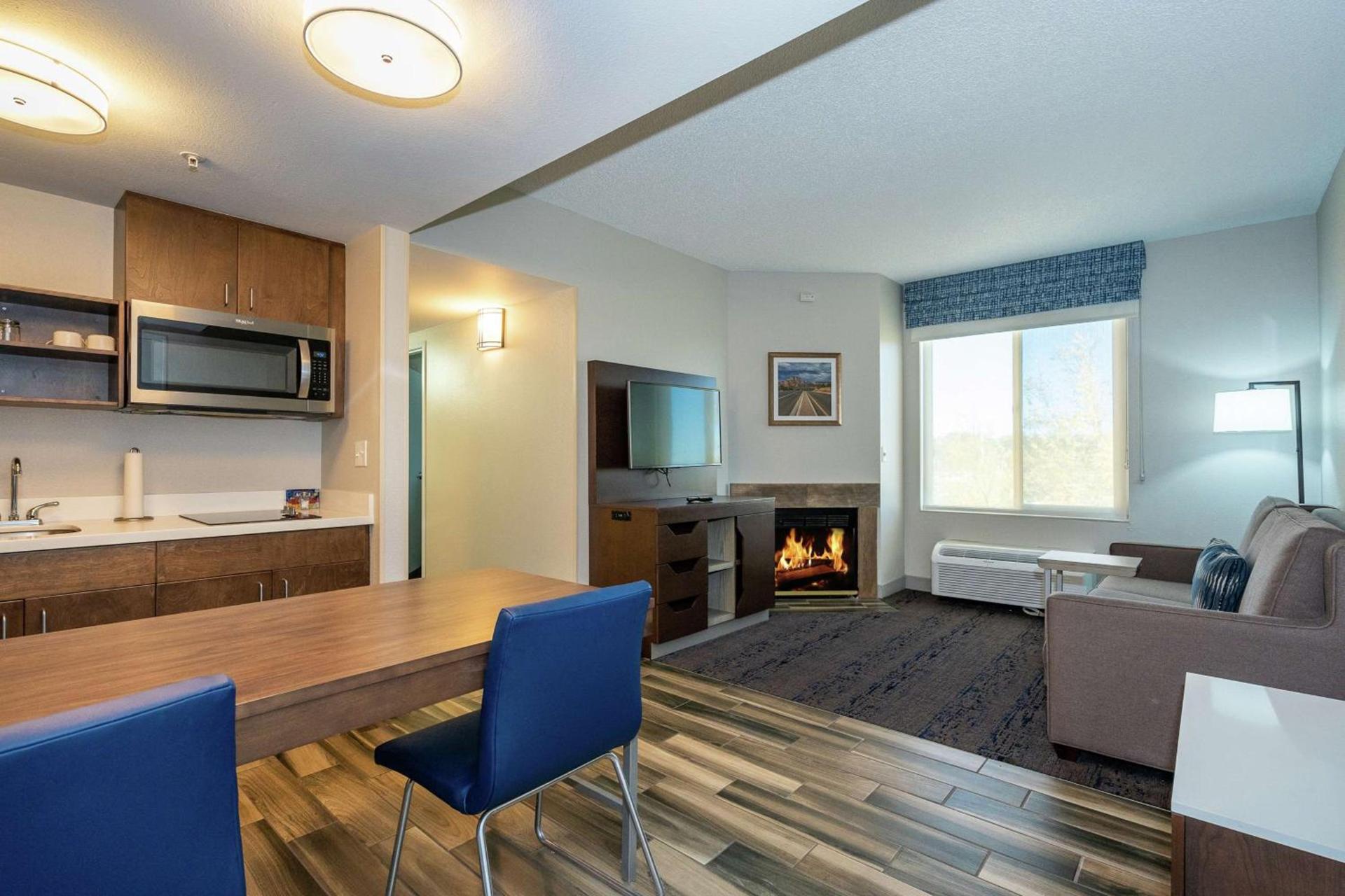 Hampton Inn & Suites Flagstaff - West photo 32