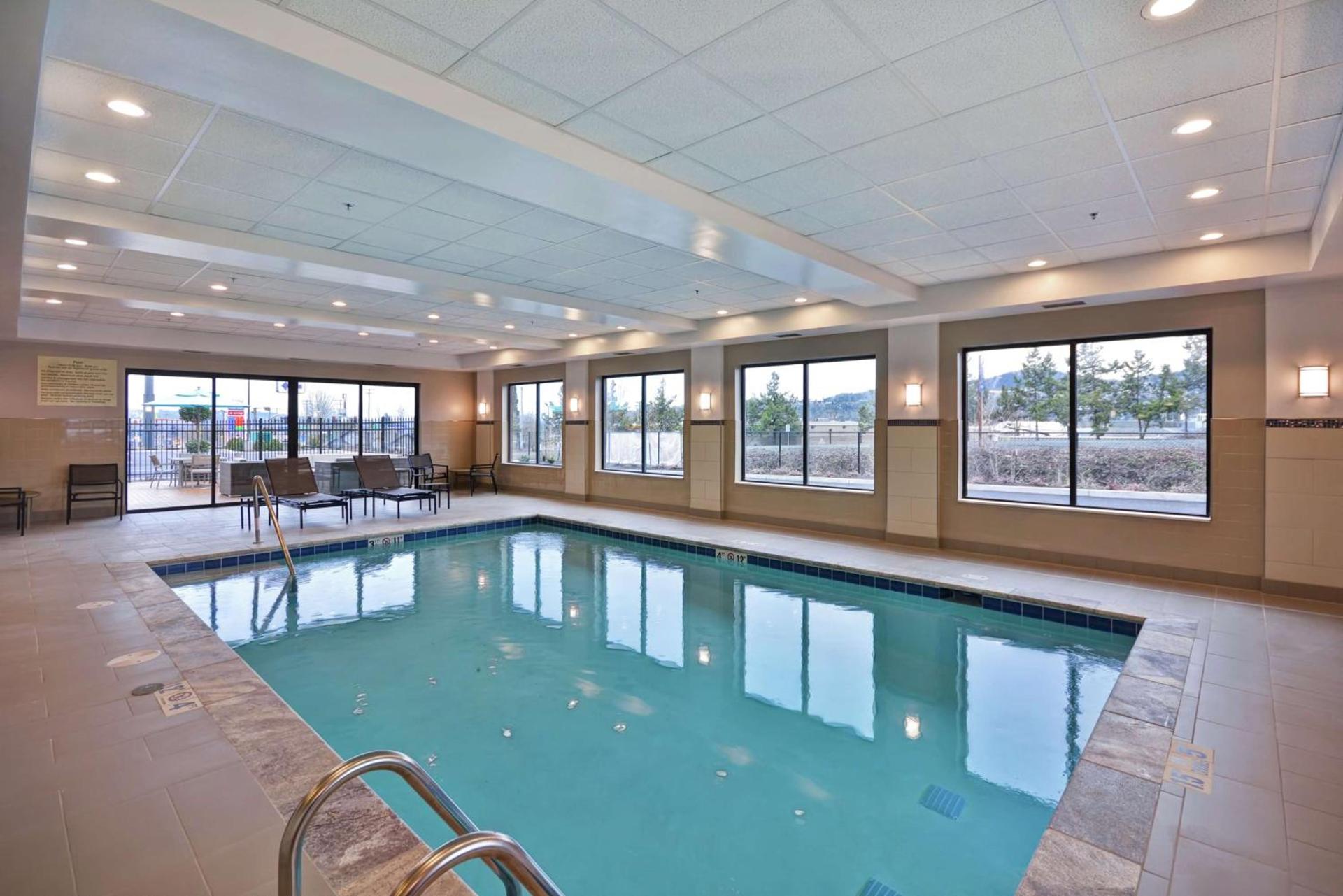 Hampton Inn & Suites Grants Pass photo 12