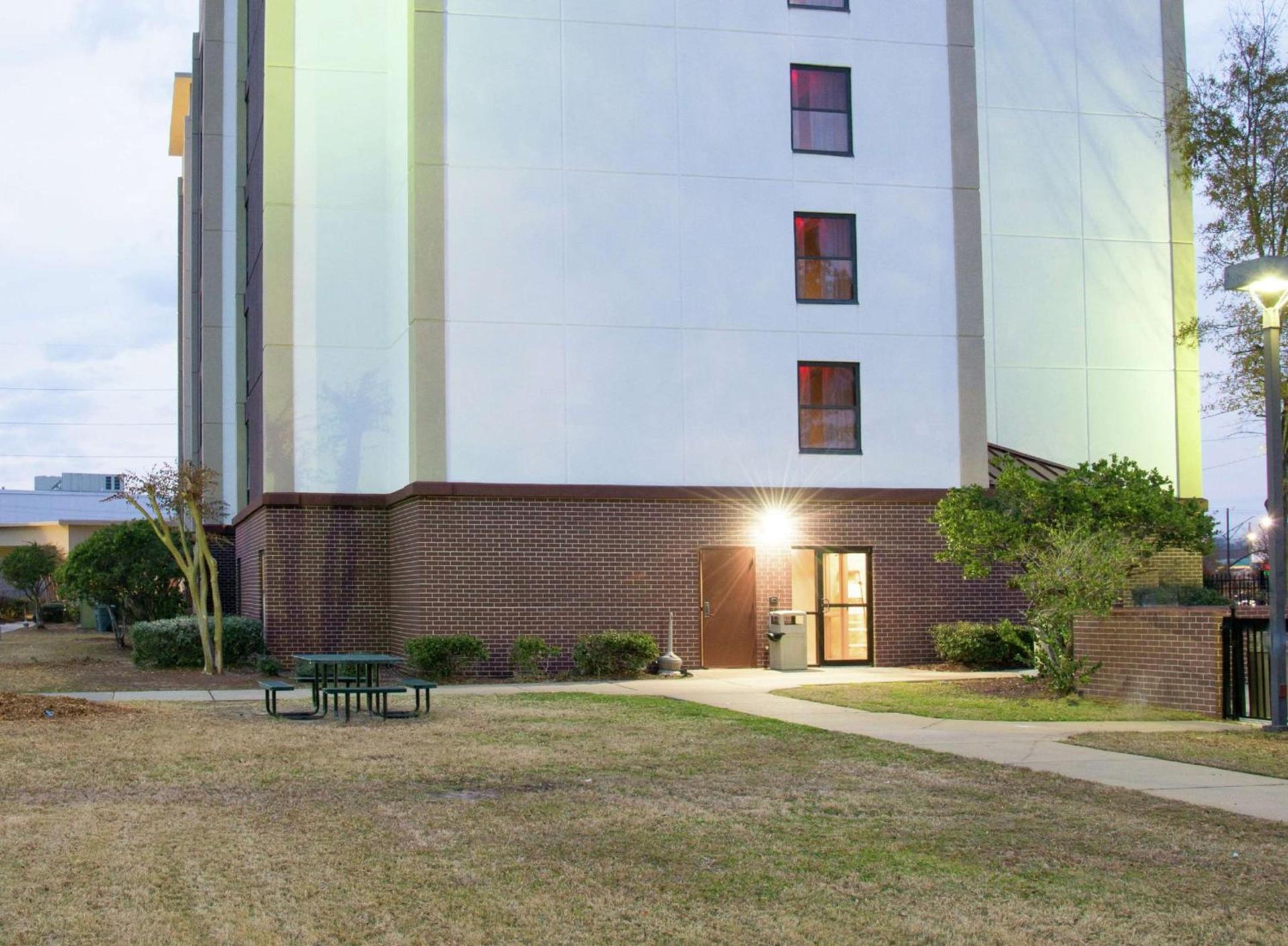 Hampton Inn & Suites Jackson Coliseum photo 3