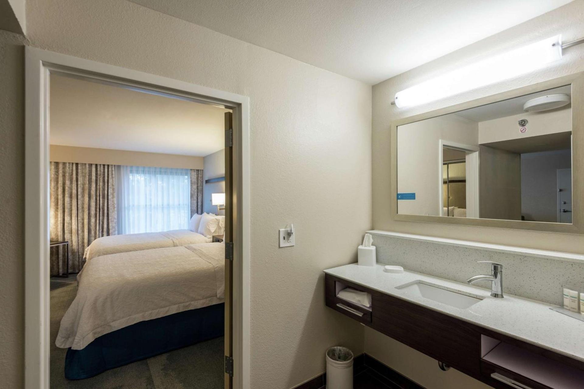 Hampton Inn & Suites Jackson Coliseum photo 36