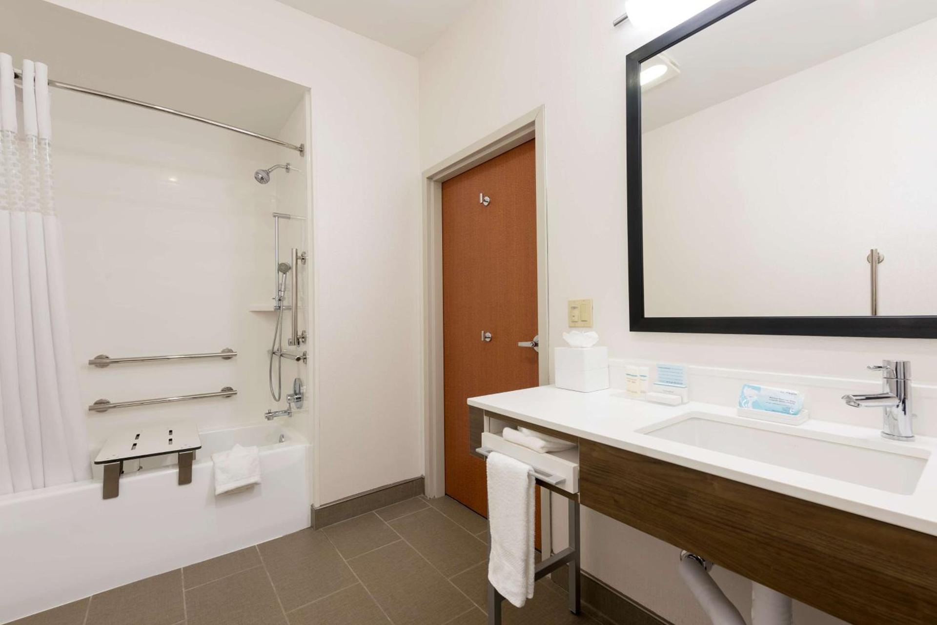 Hampton Inn & Suites East Lansing photo 13