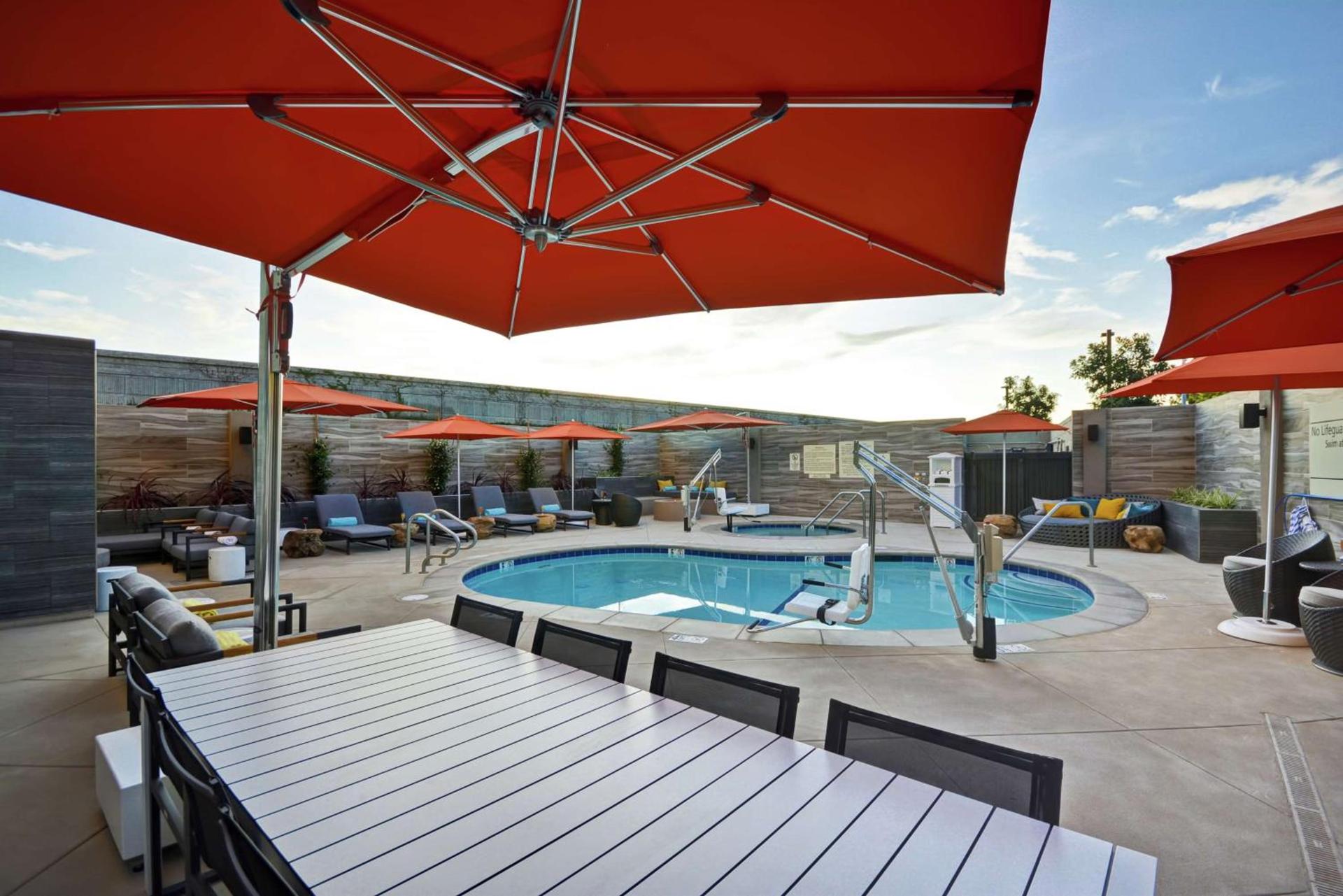 Hampton Inn & Suites Los Angeles Burbank Airport photo 9
