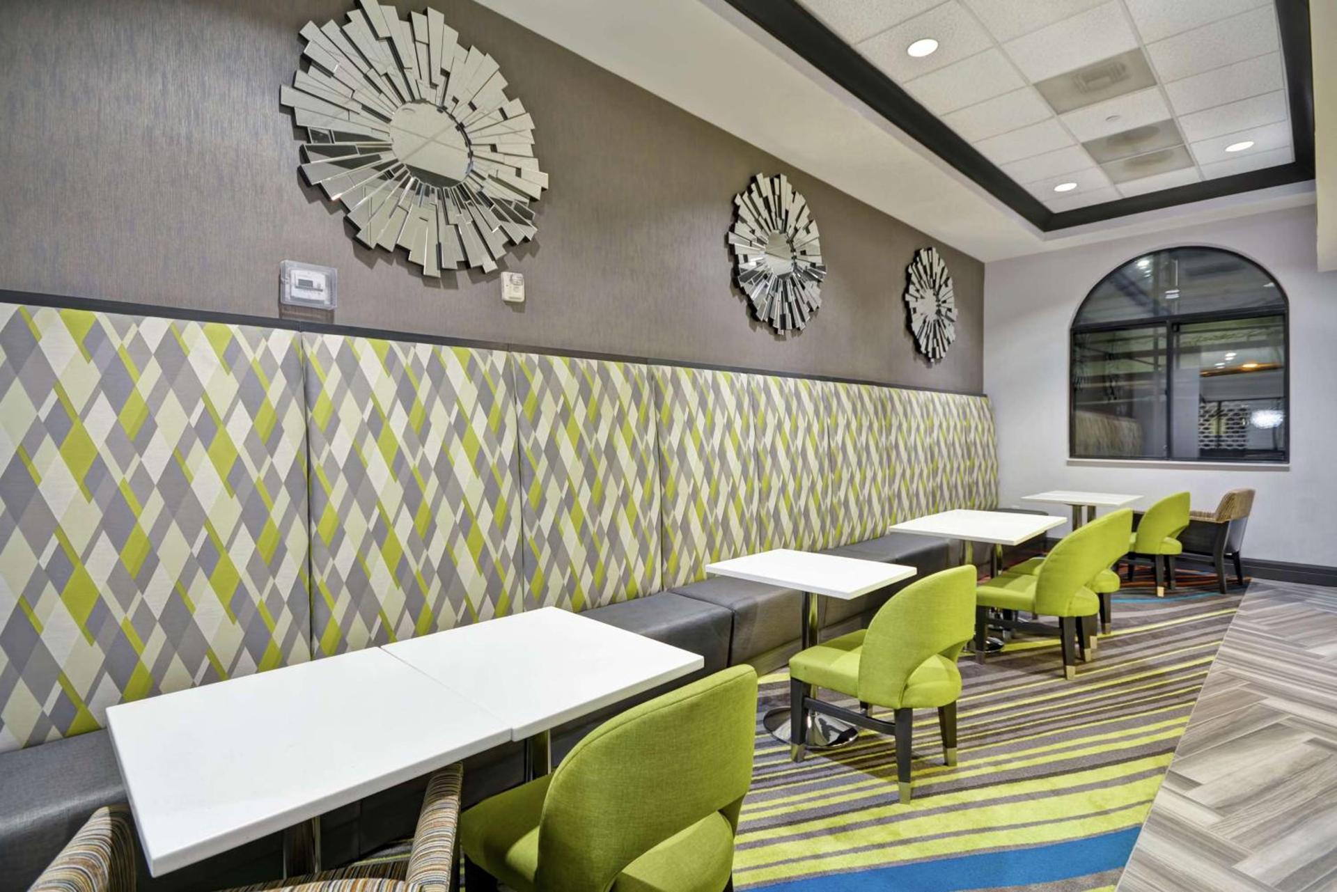 Hampton Inn & Suites Los Angeles Burbank Airport photo 11