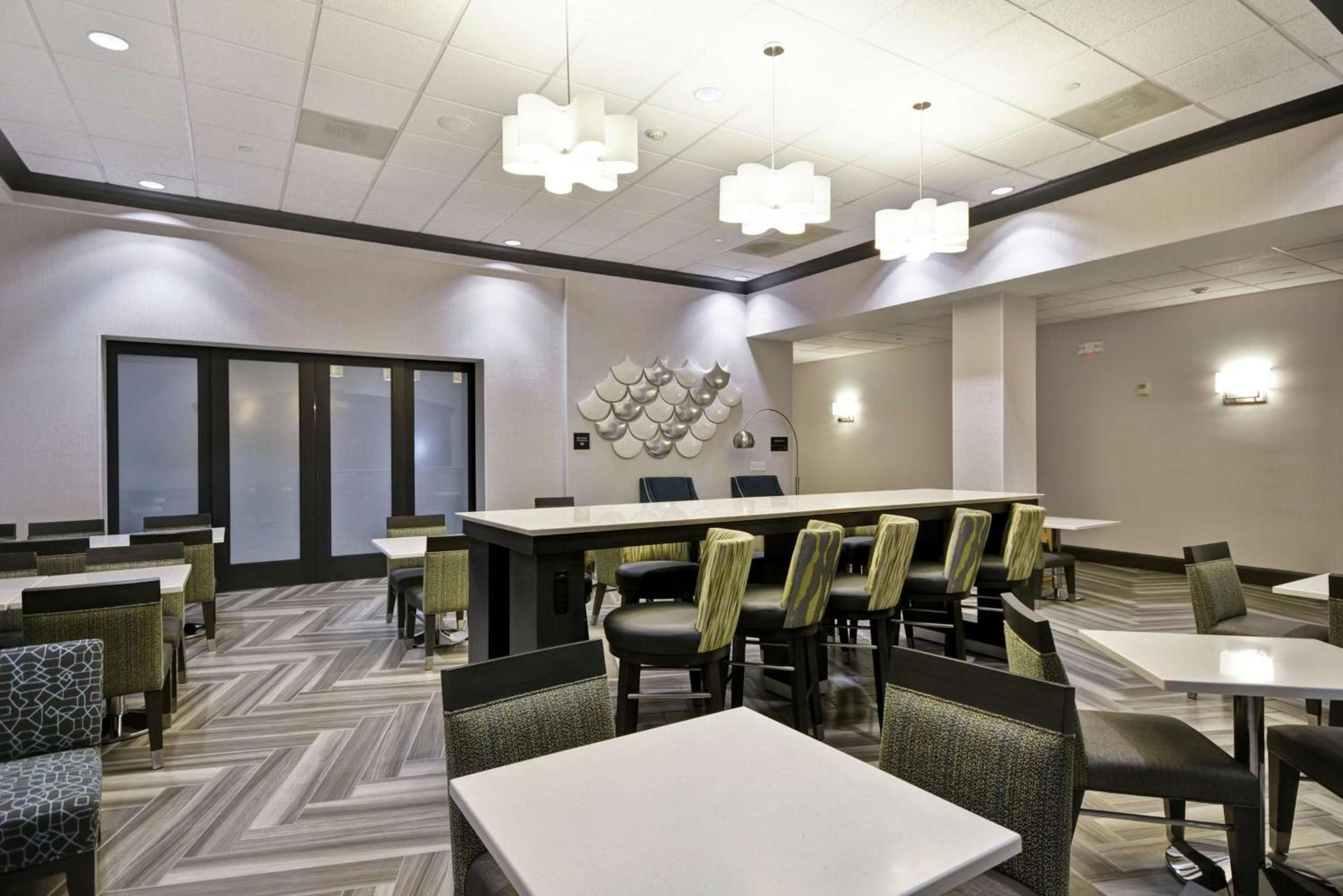 Hampton Inn & Suites Los Angeles Burbank Airport photo 12