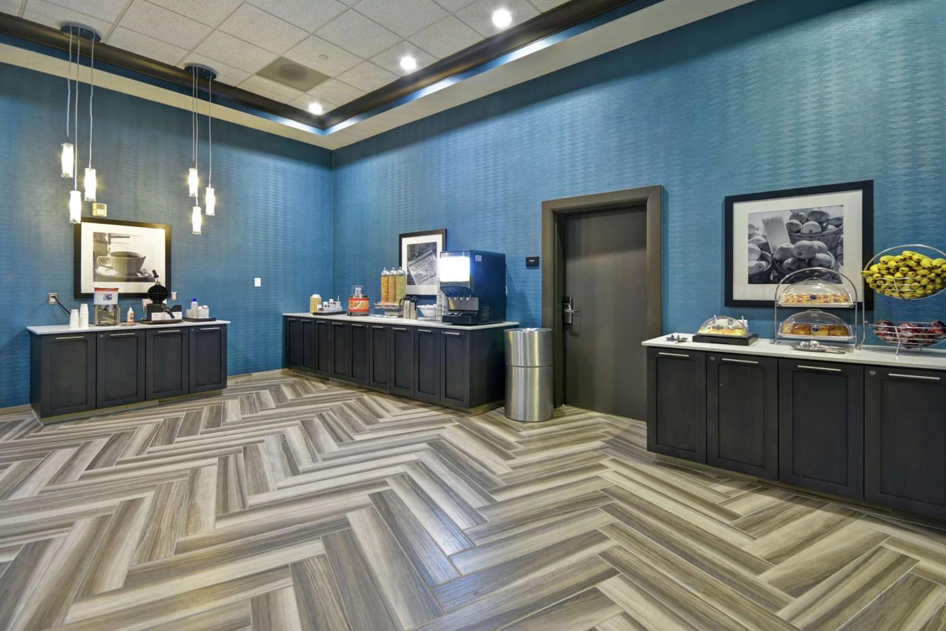 Hampton Inn & Suites Los Angeles Burbank Airport photo 13